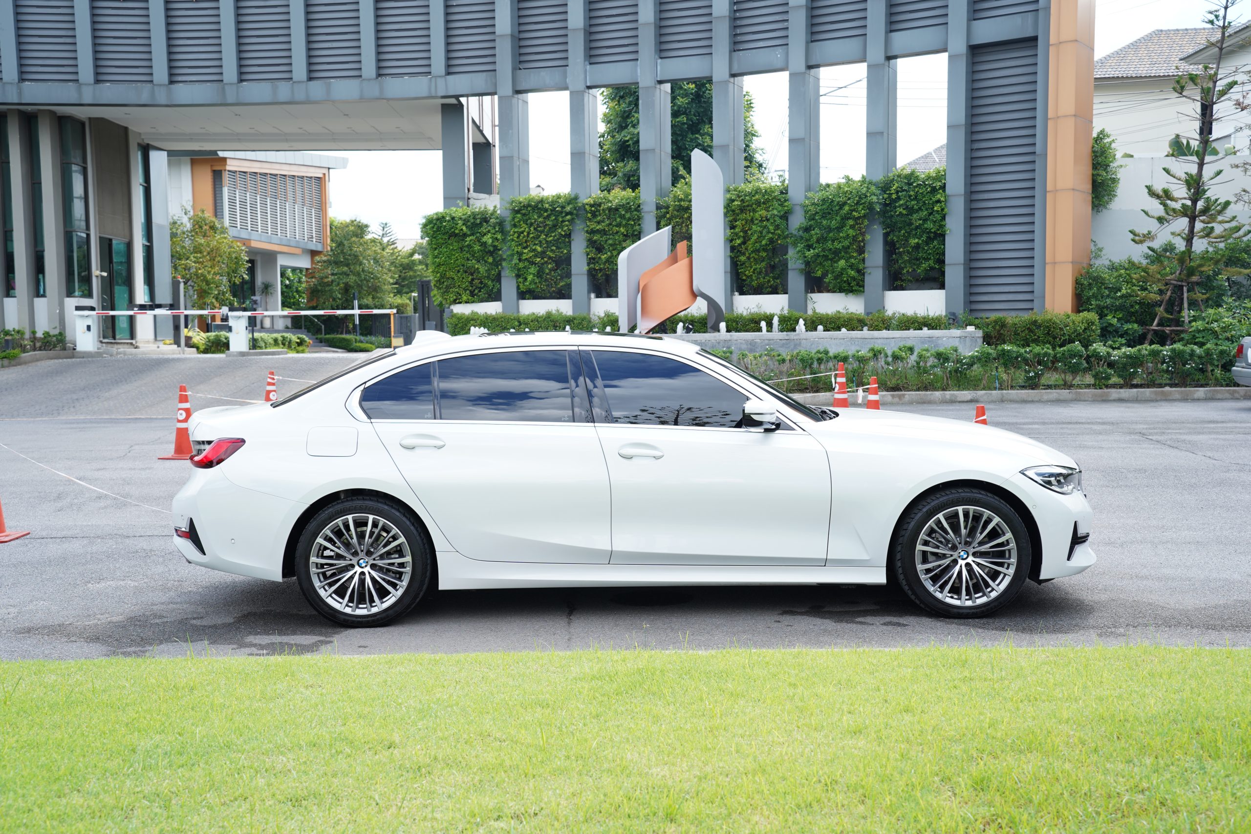 2023 BMW 320Li 2.0 G28 (ปี 21-26) Luxury Sedan - Image 9