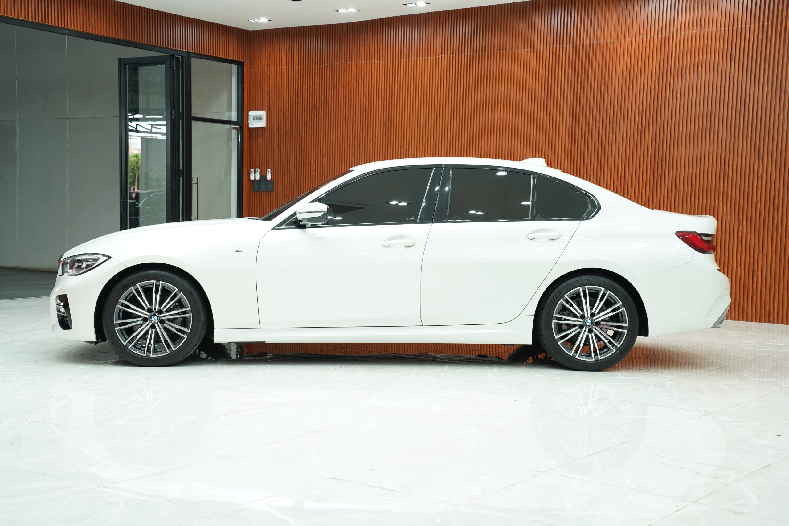 2020 BMW 320d 2.0 G20 (ปี 19-26) M Sport Sedan - Image 5