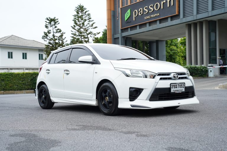 2015 Toyota YARIS 1.2 E Hatchback
