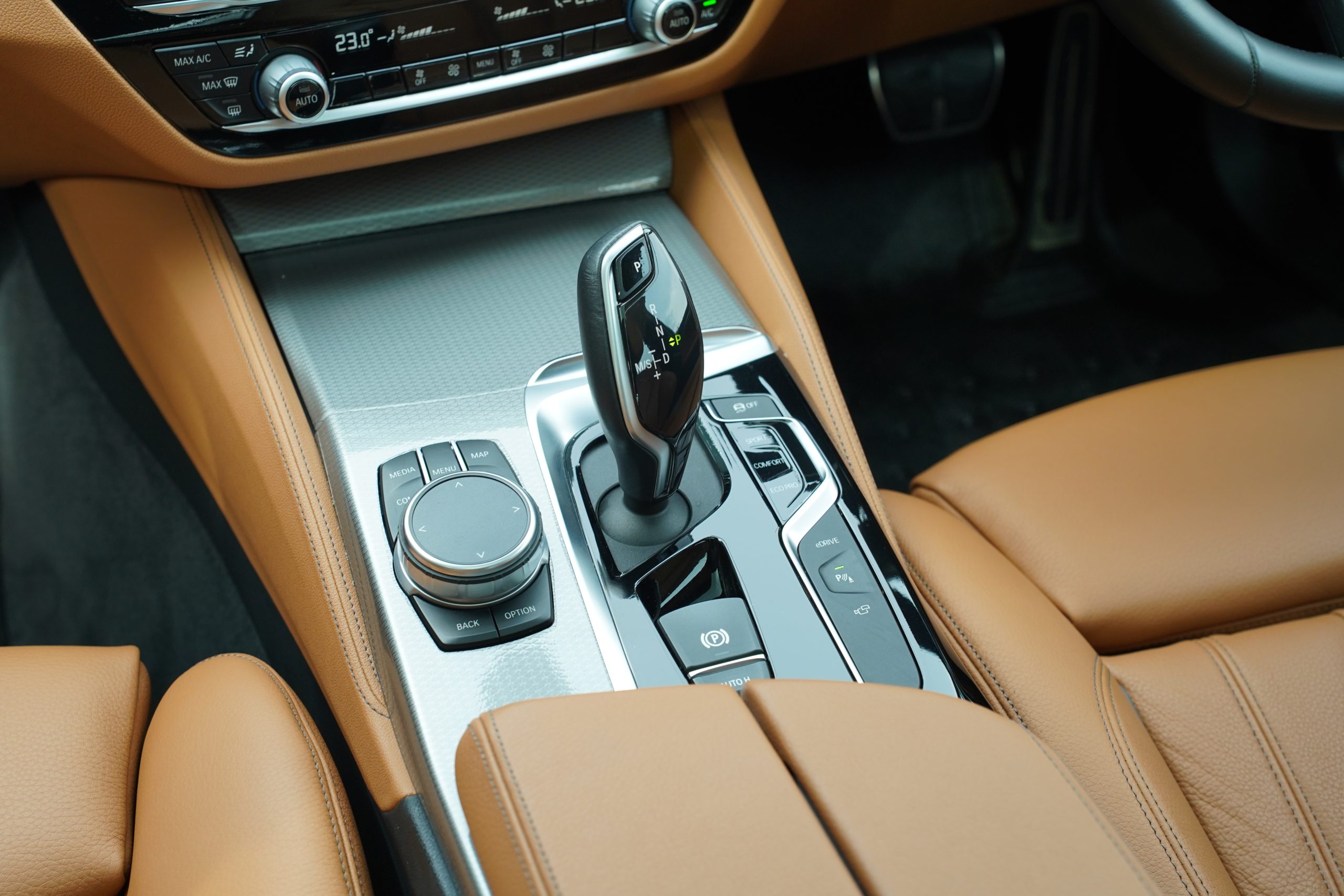 2020 BMW 530e 2.0 G30 (ปี 17-22) M Sport Sedan - Image 14