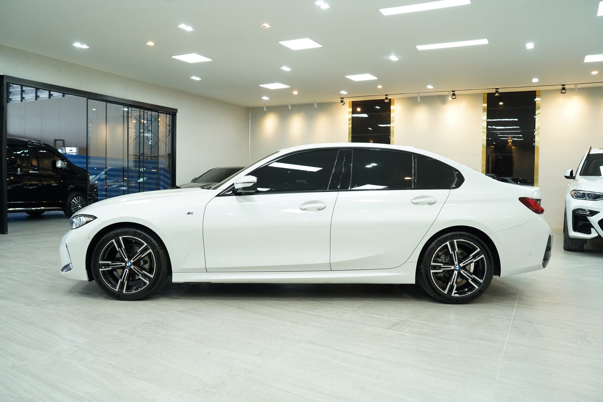2023 BMW 320d 2.0 G20 (ปี 19-26) M Sport Sedan - Image 8