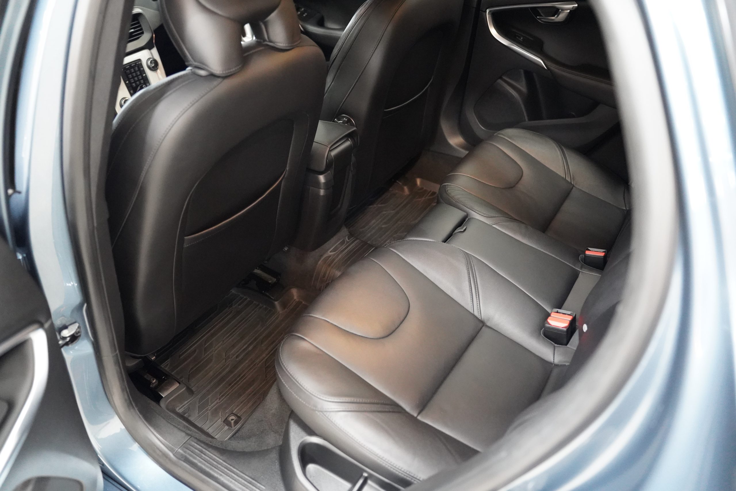 2015 Volvo V40 2.0 (ปี 13-16) T5 R-Limited Wagon - Image 12