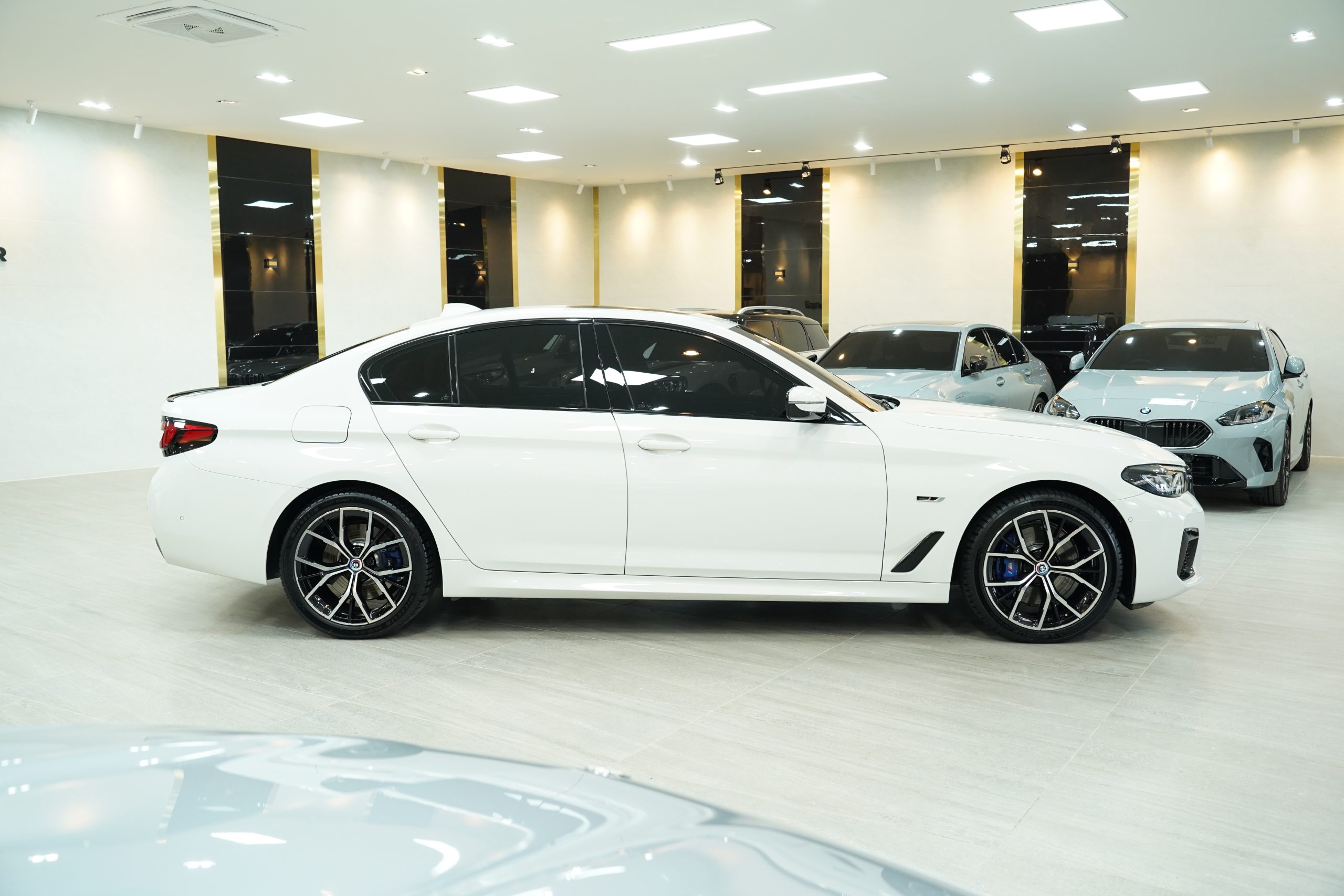 2023 BMW 530e 2.0 G30 (ปี 17-22) M Sport Sedan - Image 9