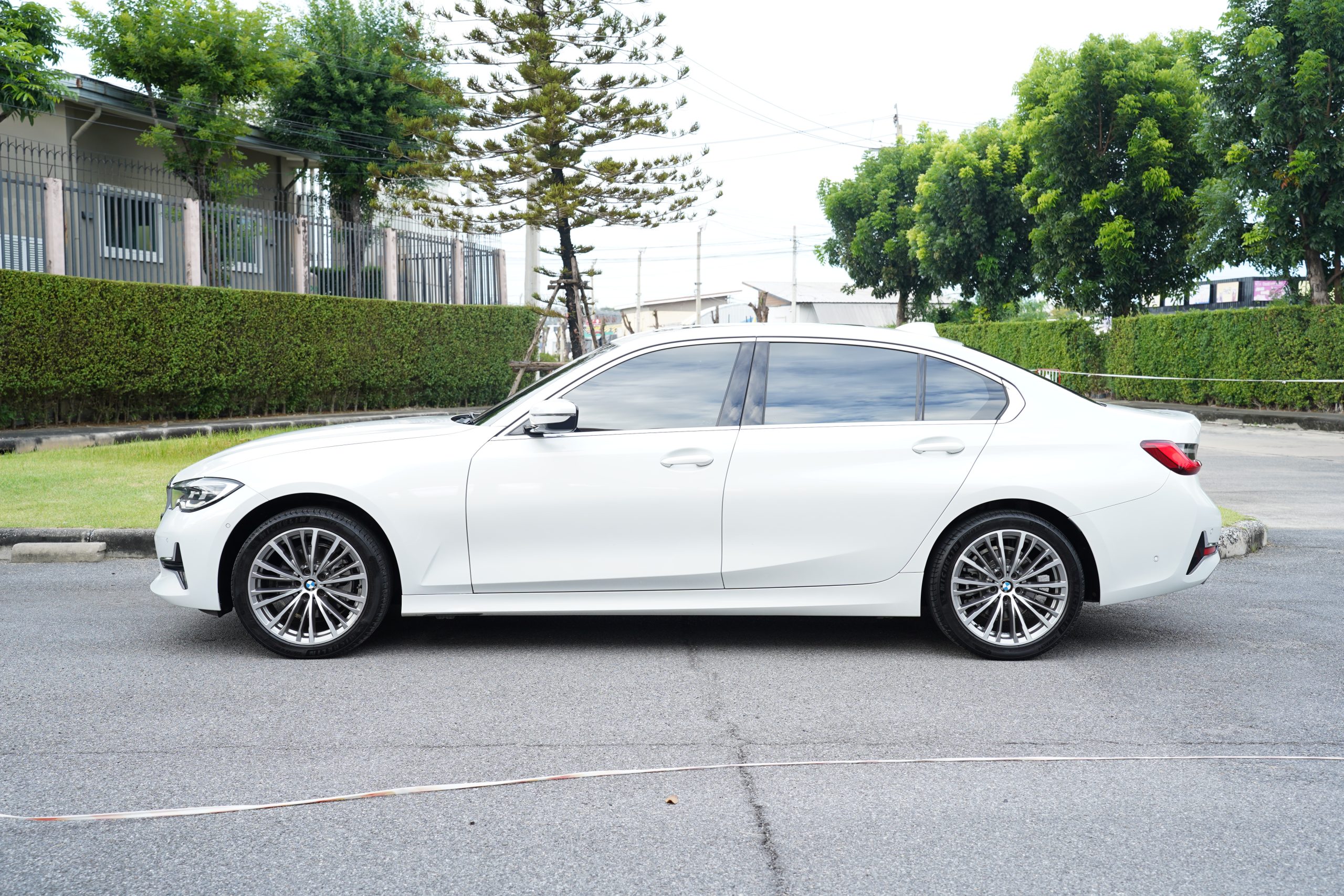 2022 BMW 320Li 2.0 G28 (ปี 21-26) Luxury Sedan - Image 6