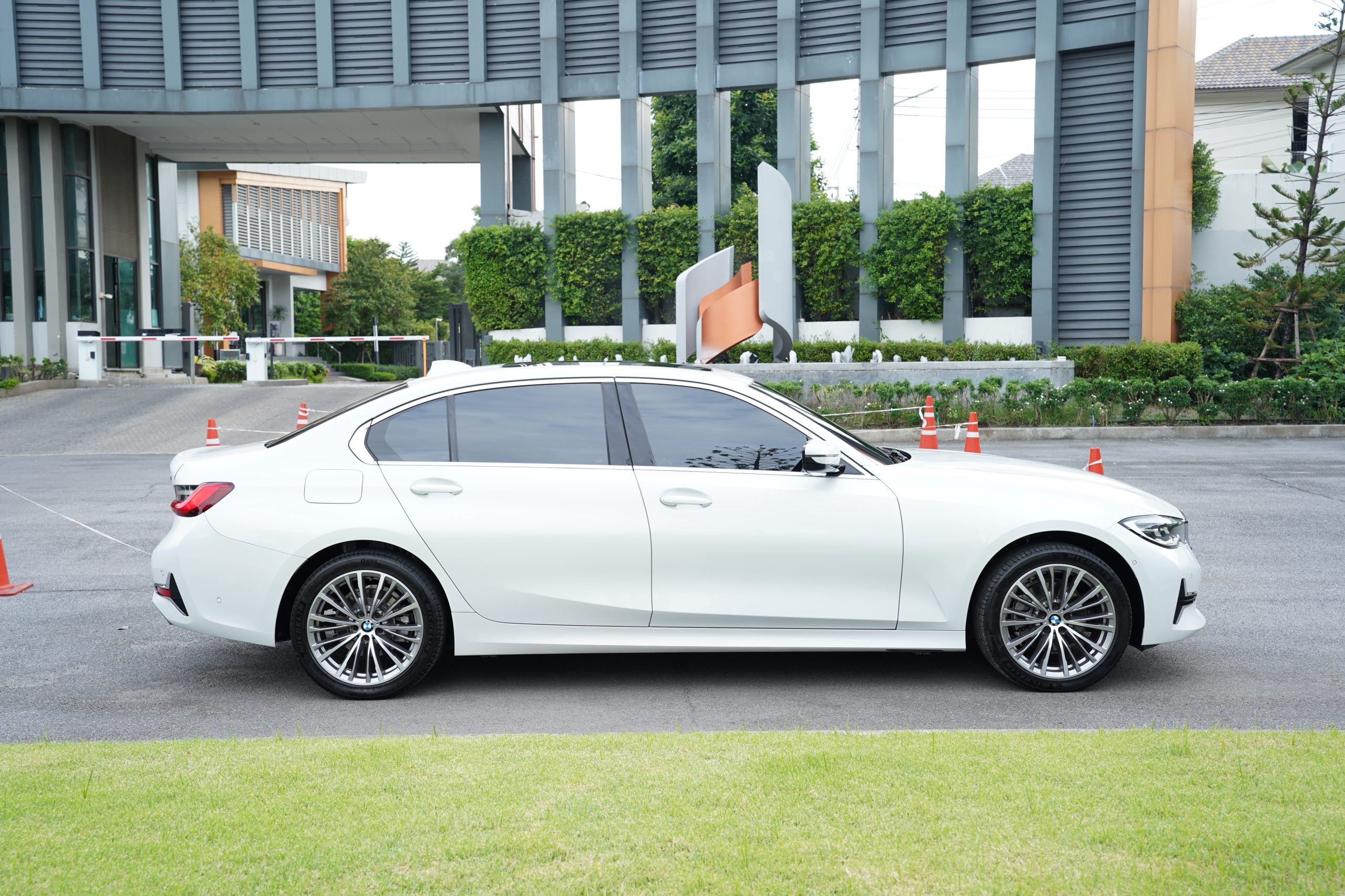 2022 BMW 320Li 2.0 G28 (ปี 21-26) Luxury Sedan - Image 10