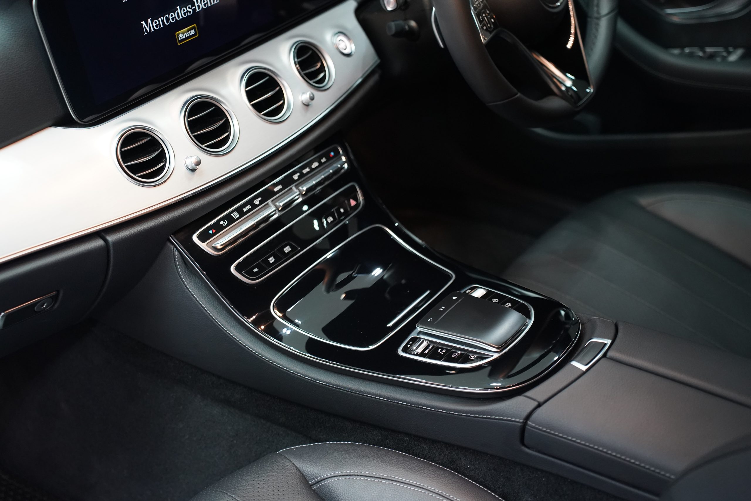2023 Mercedes-Benz E220 2.0 W213 (ปี 16-23) d AMG Sport Sedan - Image 13