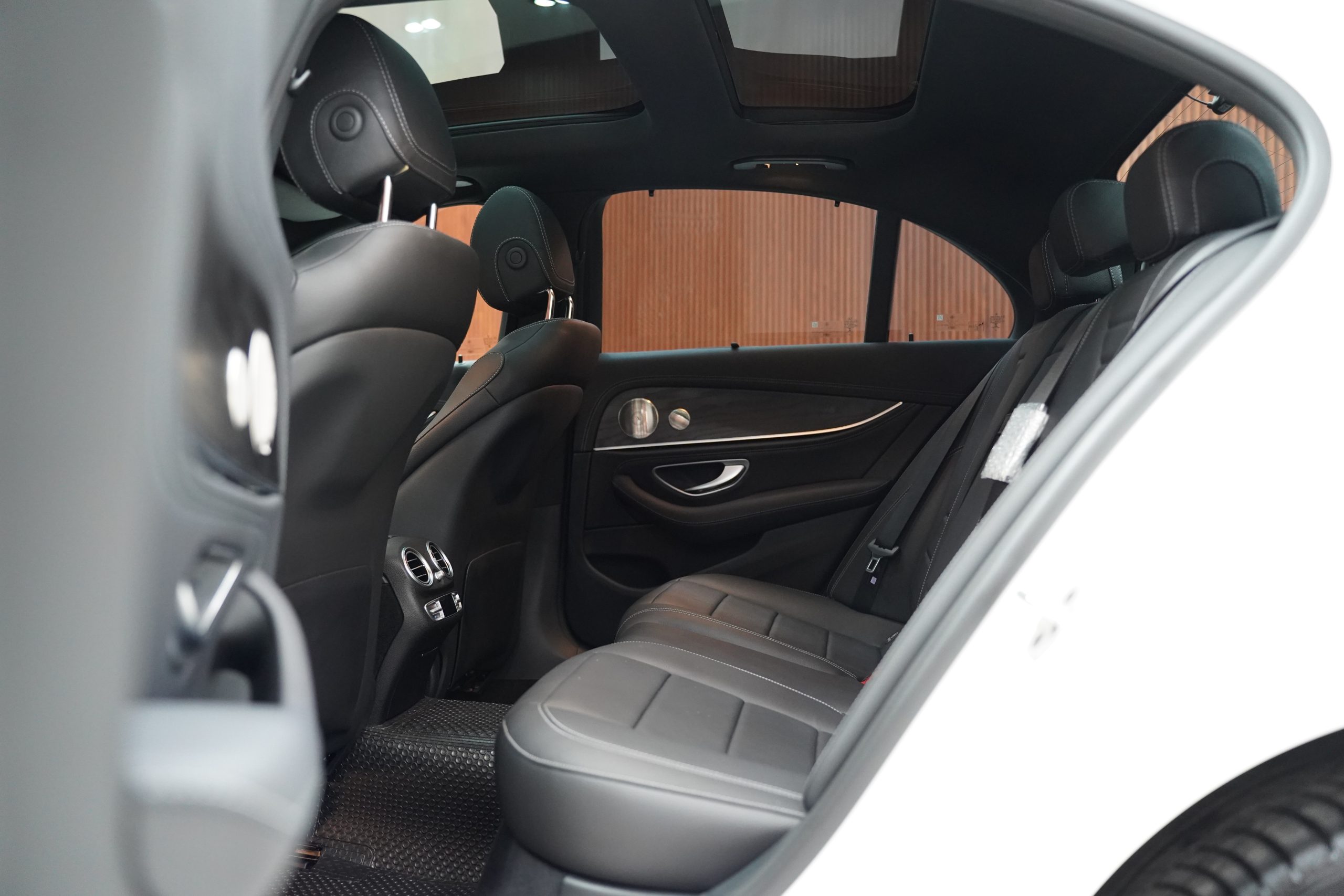 2024Mercedes-Benz E 300 e AMG Dynamic ( W213 Facelift) - Image 11