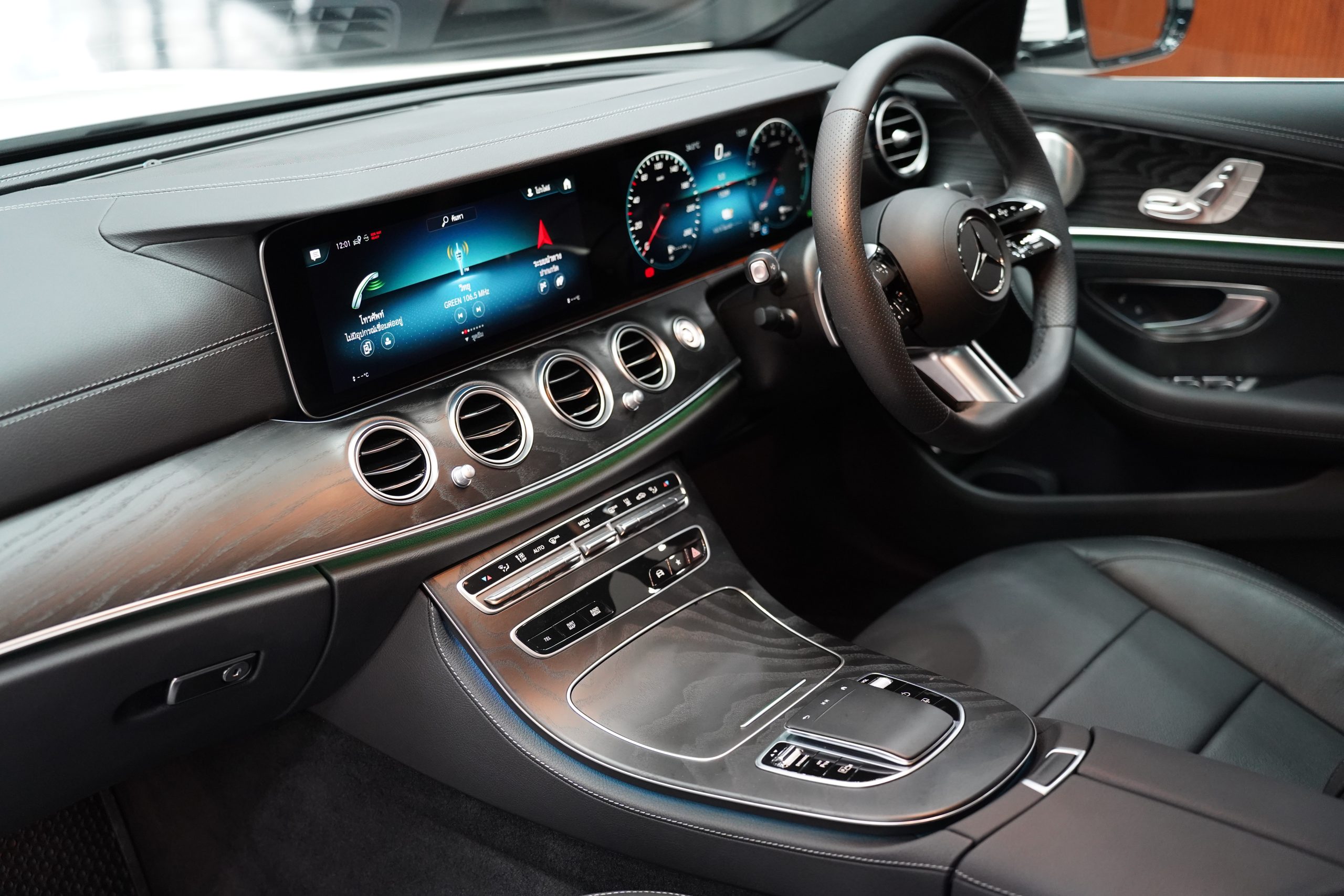 2024Mercedes-Benz E 300 e AMG Dynamic ( W213 Facelift) - Image 14