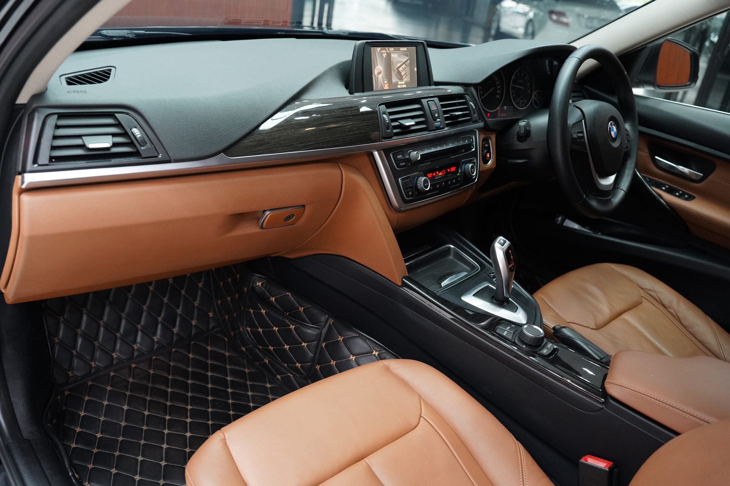 2015BMW 320i Luxury - Image 17