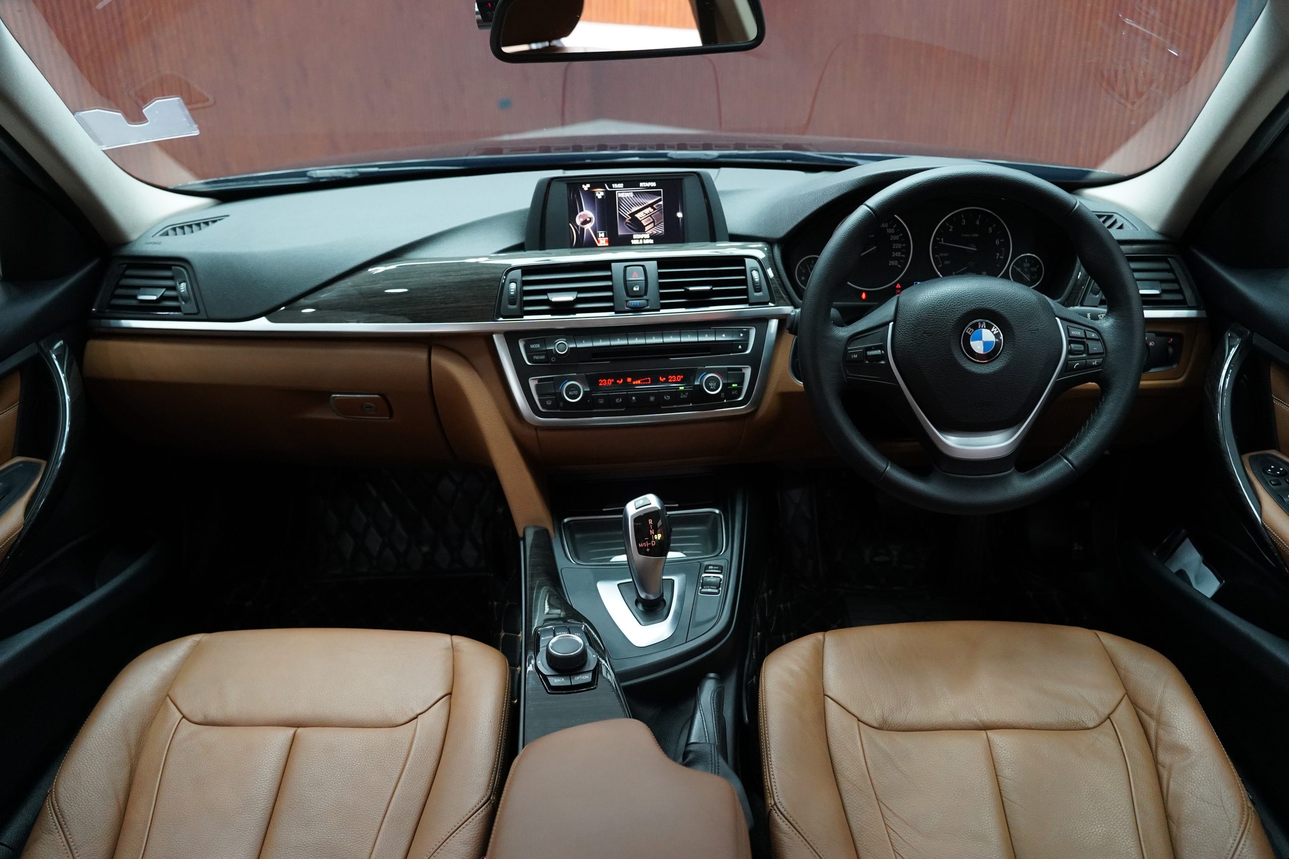 2015BMW 320i Luxury - Image 20