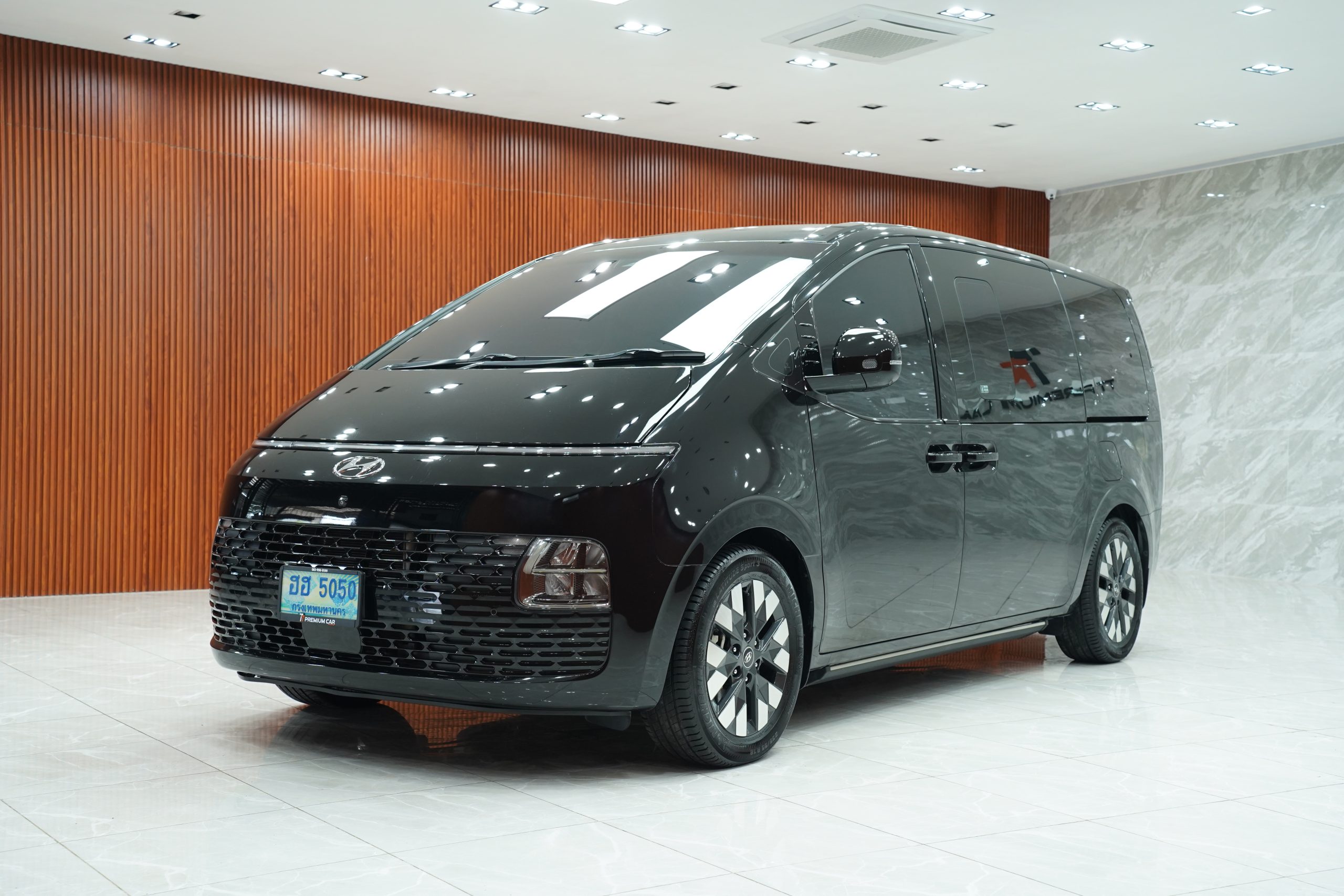 2021Hyundai Staria SEL - Image 4