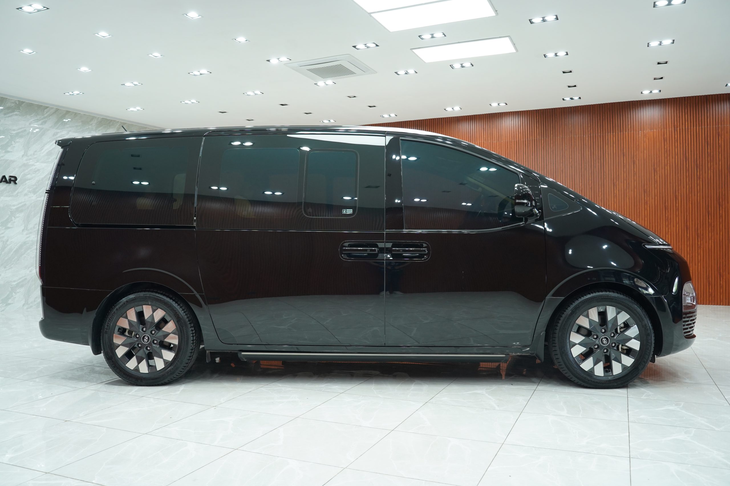 2021Hyundai Staria SEL - Image 5