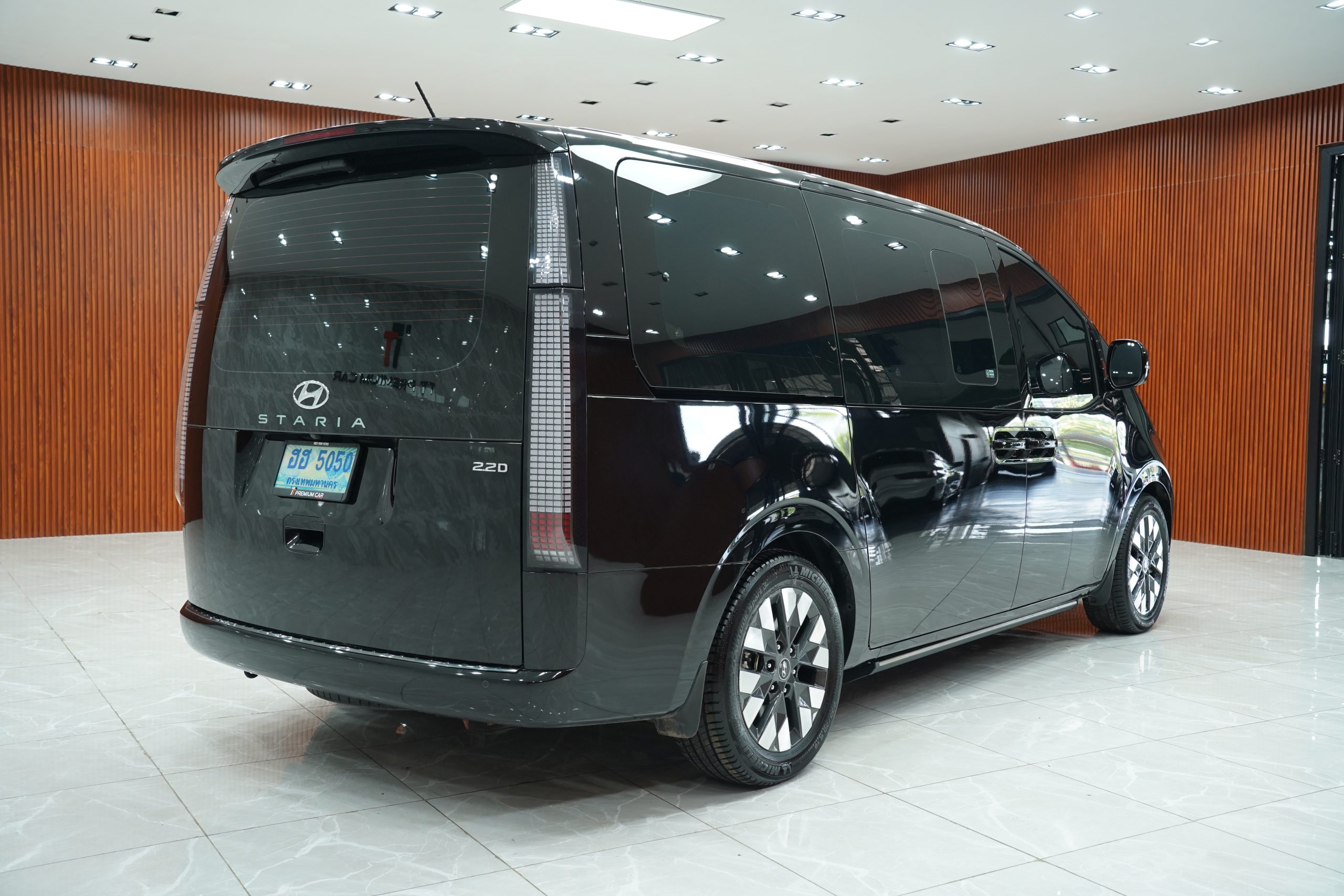 2021Hyundai Staria SEL - Image 6