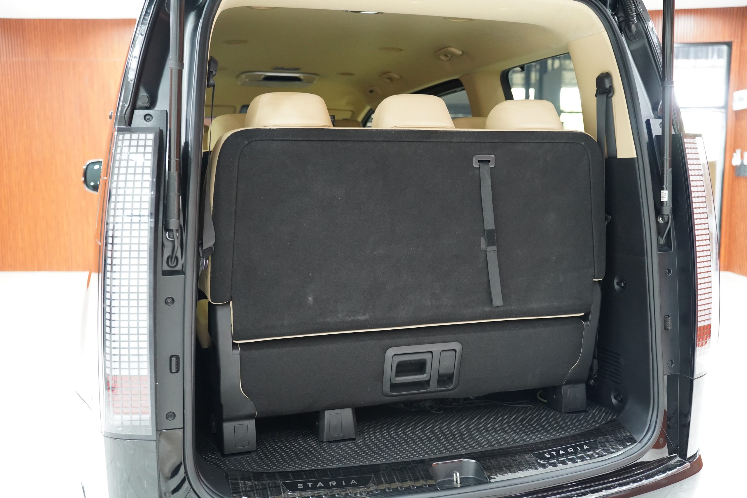 2021Hyundai Staria SEL - Image 18