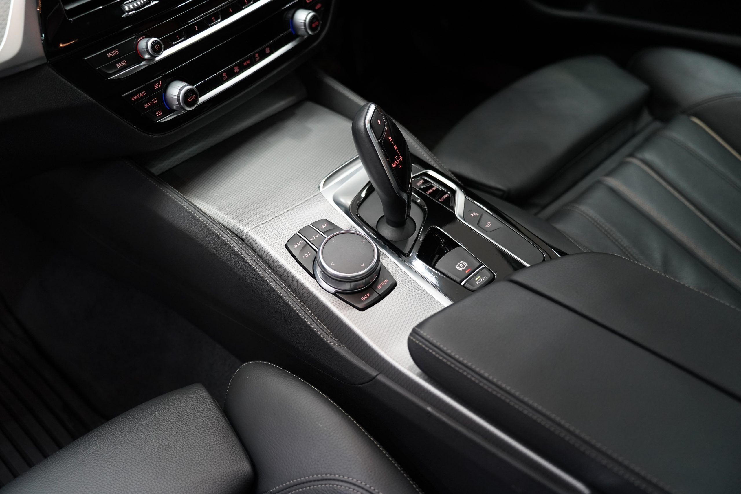 2017BMW 530i M Sport limousine (G30) - Image 13