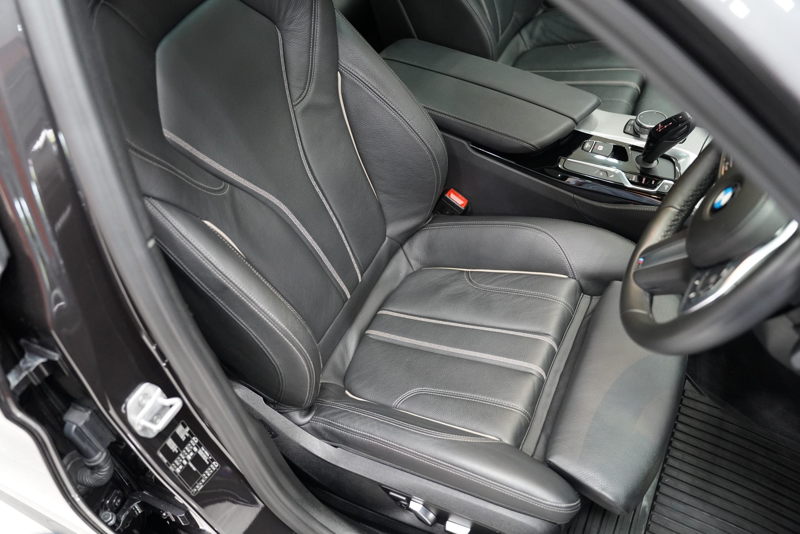 2017BMW 530i M Sport limousine (G30) - Image 16