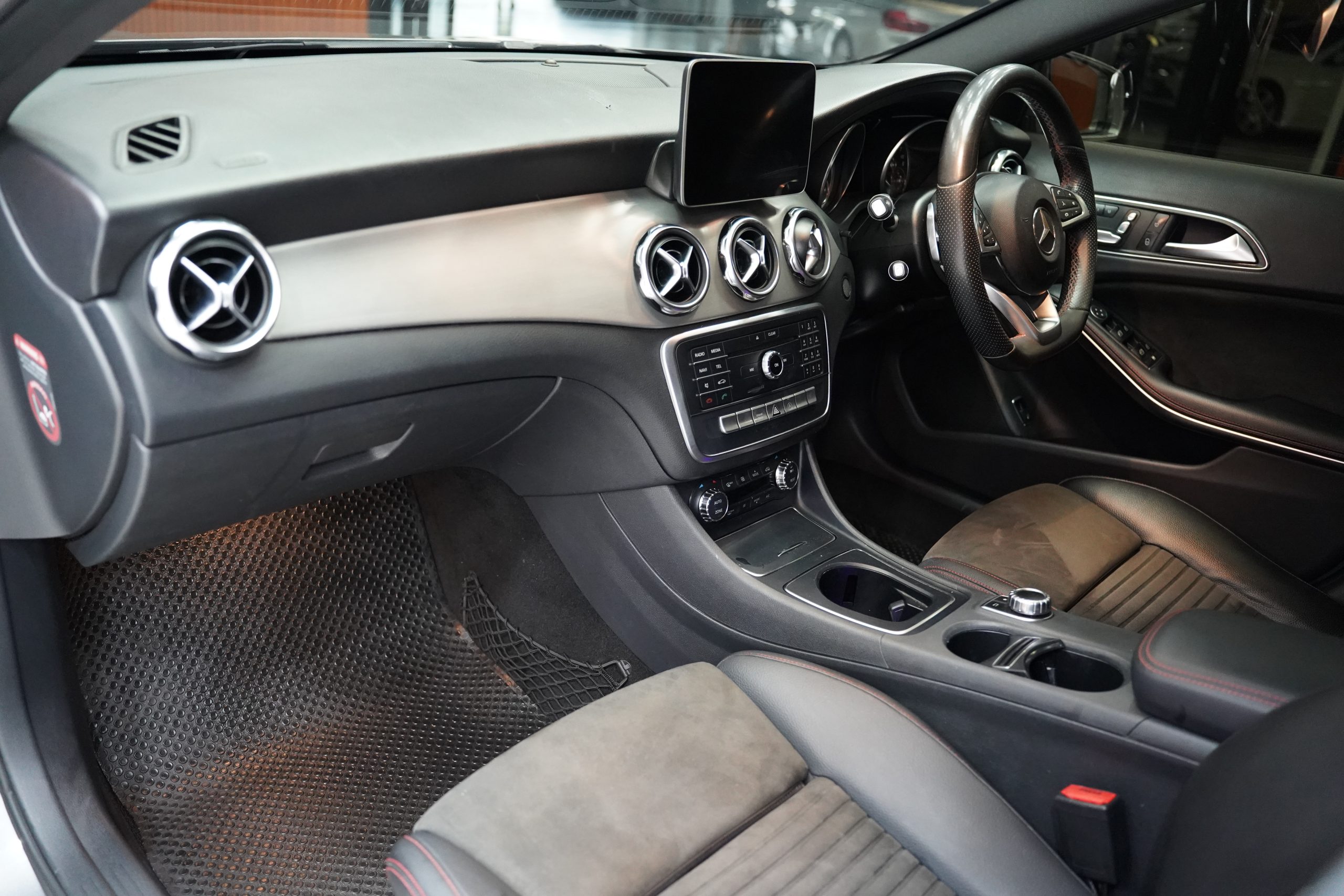 2018 Mercedes-Benz GLA250 2.0 W156 (ปี 14-20) AMG Dynamic SUV - Image 13