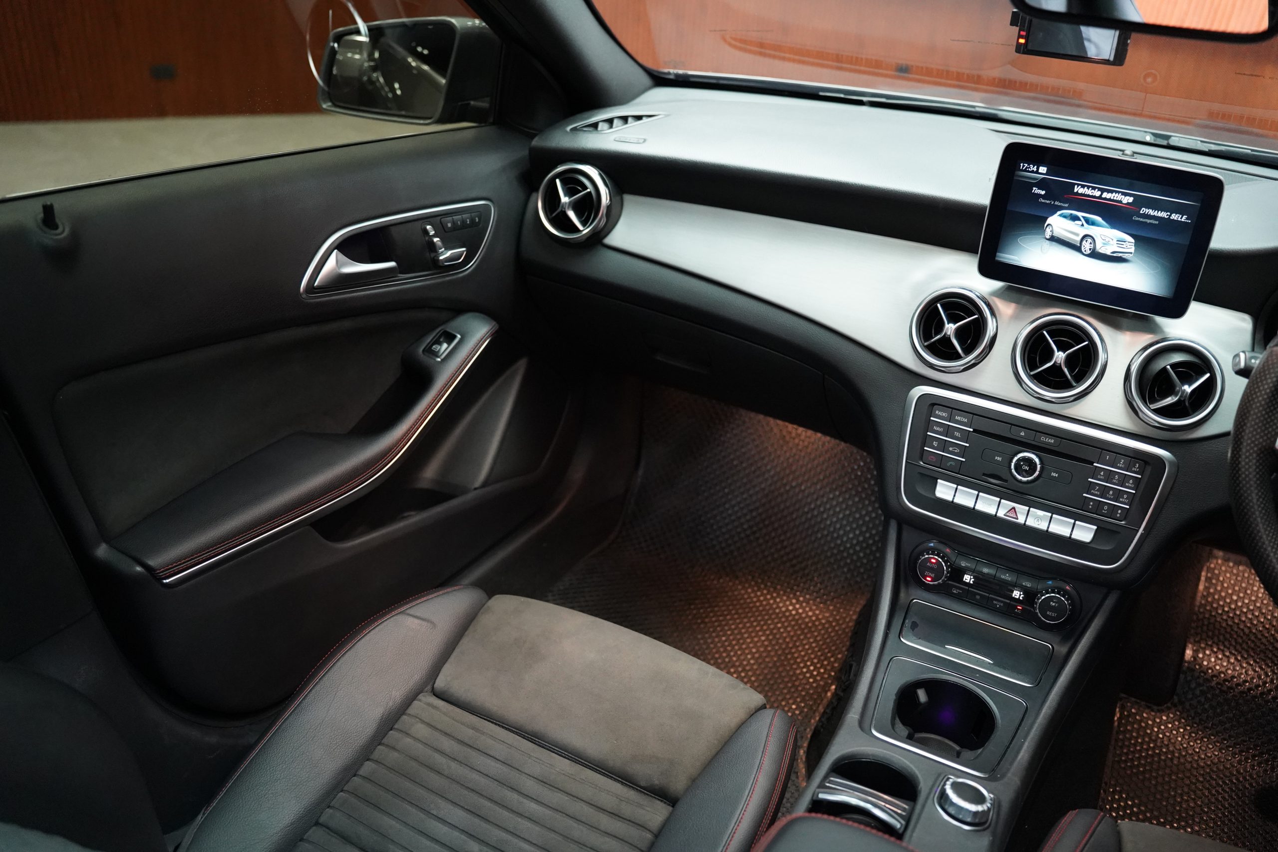 2018 Mercedes-Benz GLA250 2.0 W156 (ปี 14-20) AMG Dynamic SUV - Image 22