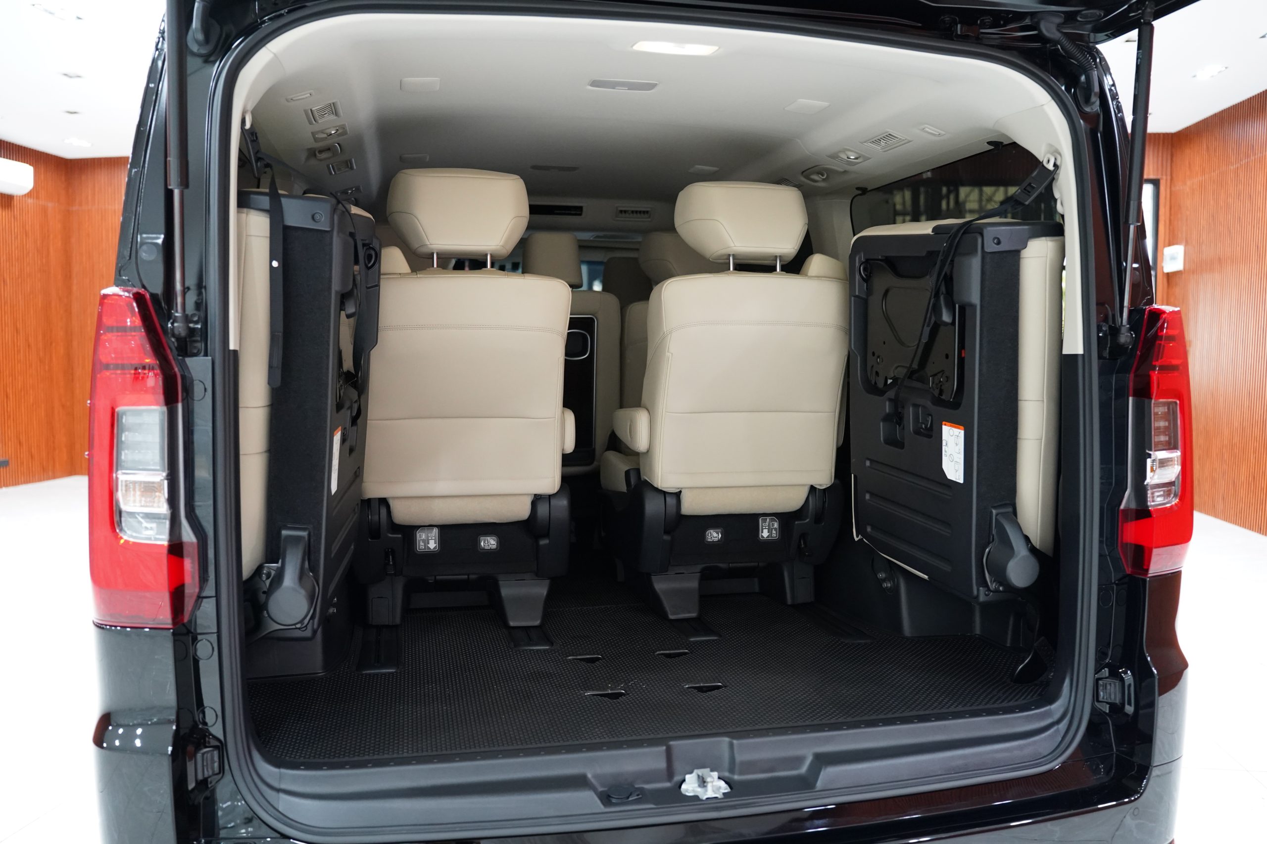 2025Toyota Majesty 2.8 Grande 6AT - Image 9
