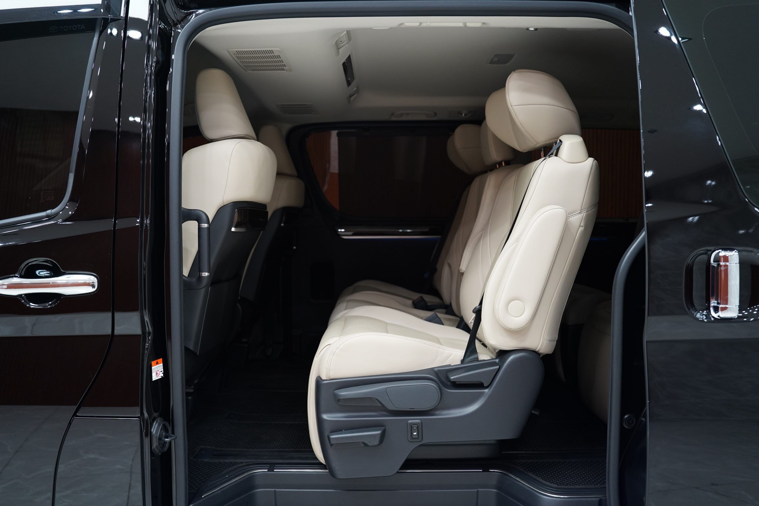 2025Toyota Majesty 2.8 Grande 6AT - Image 11