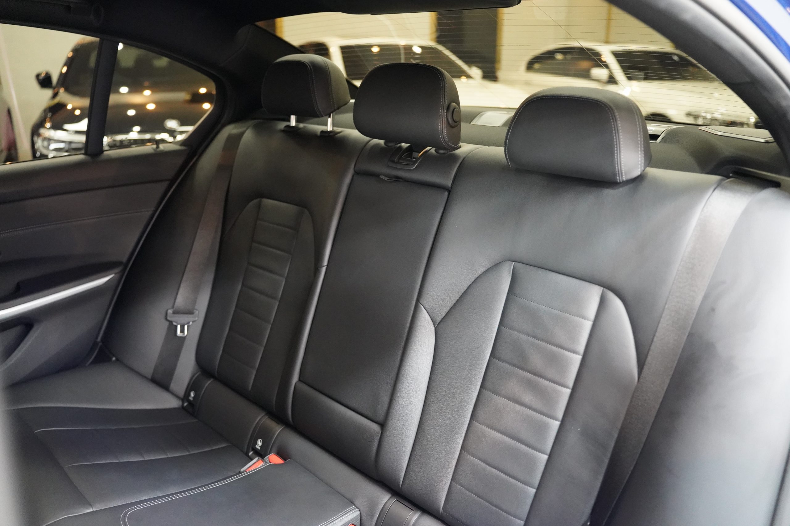 2022 BMW 330e 2.0 G20 (ปี 19-26) M Sport Sedan - Image 13