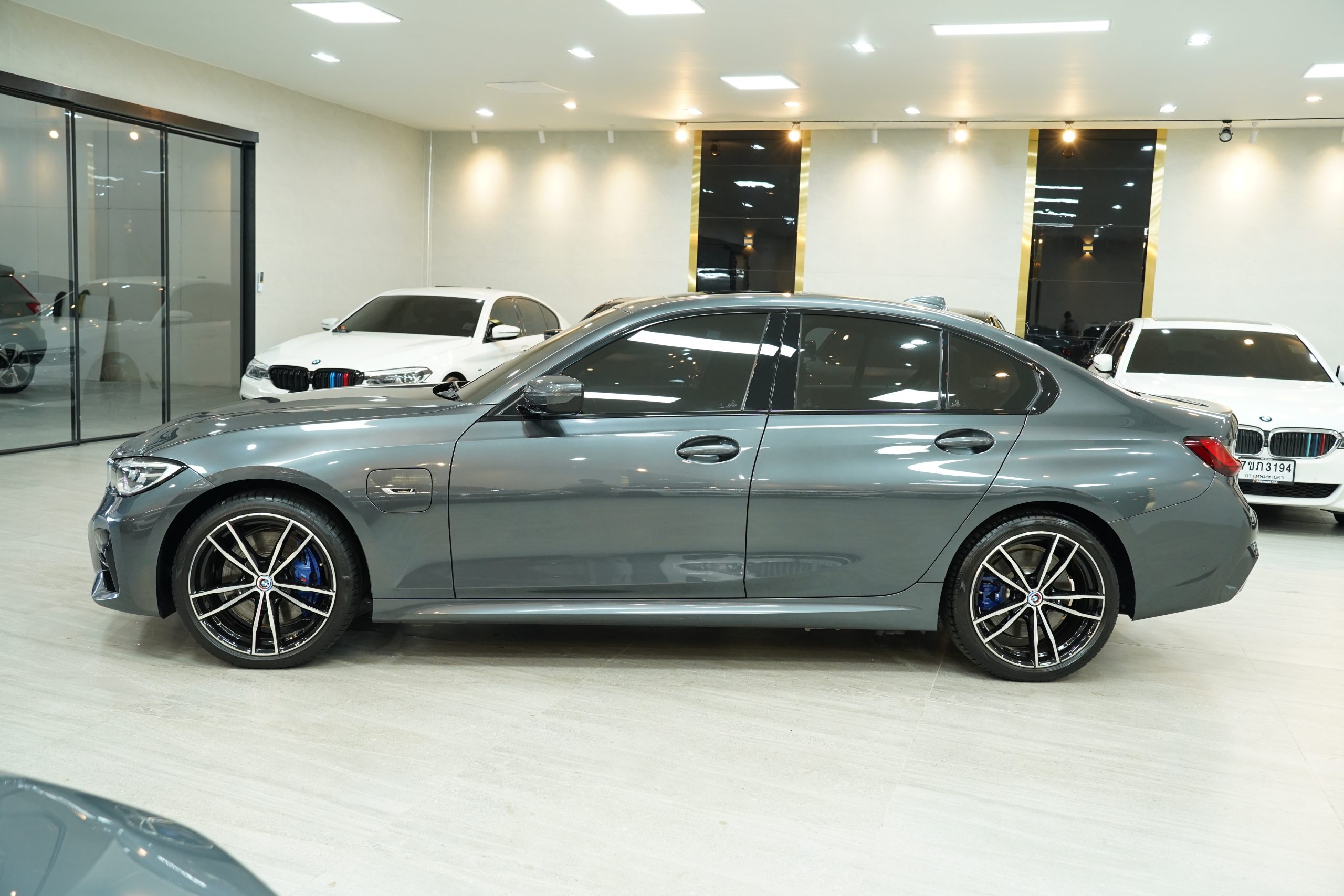 2023 BMW 330e 2.0 G20 (ปี 19-26) M Sport Sedan - Image 5