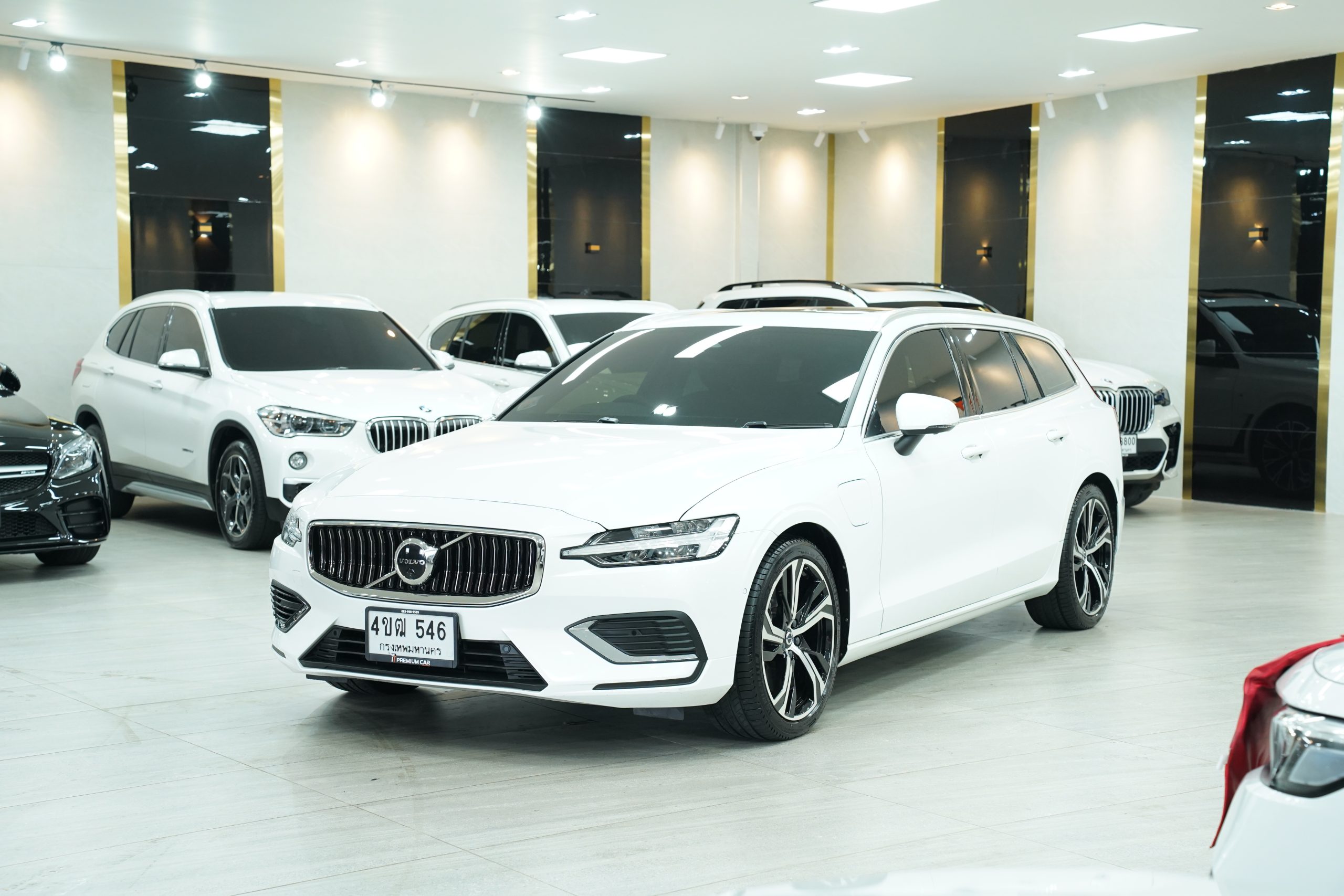 2023Volvo V60 Recharge Plug-in Hybrid Ultimate T8 Wagon - Image 4