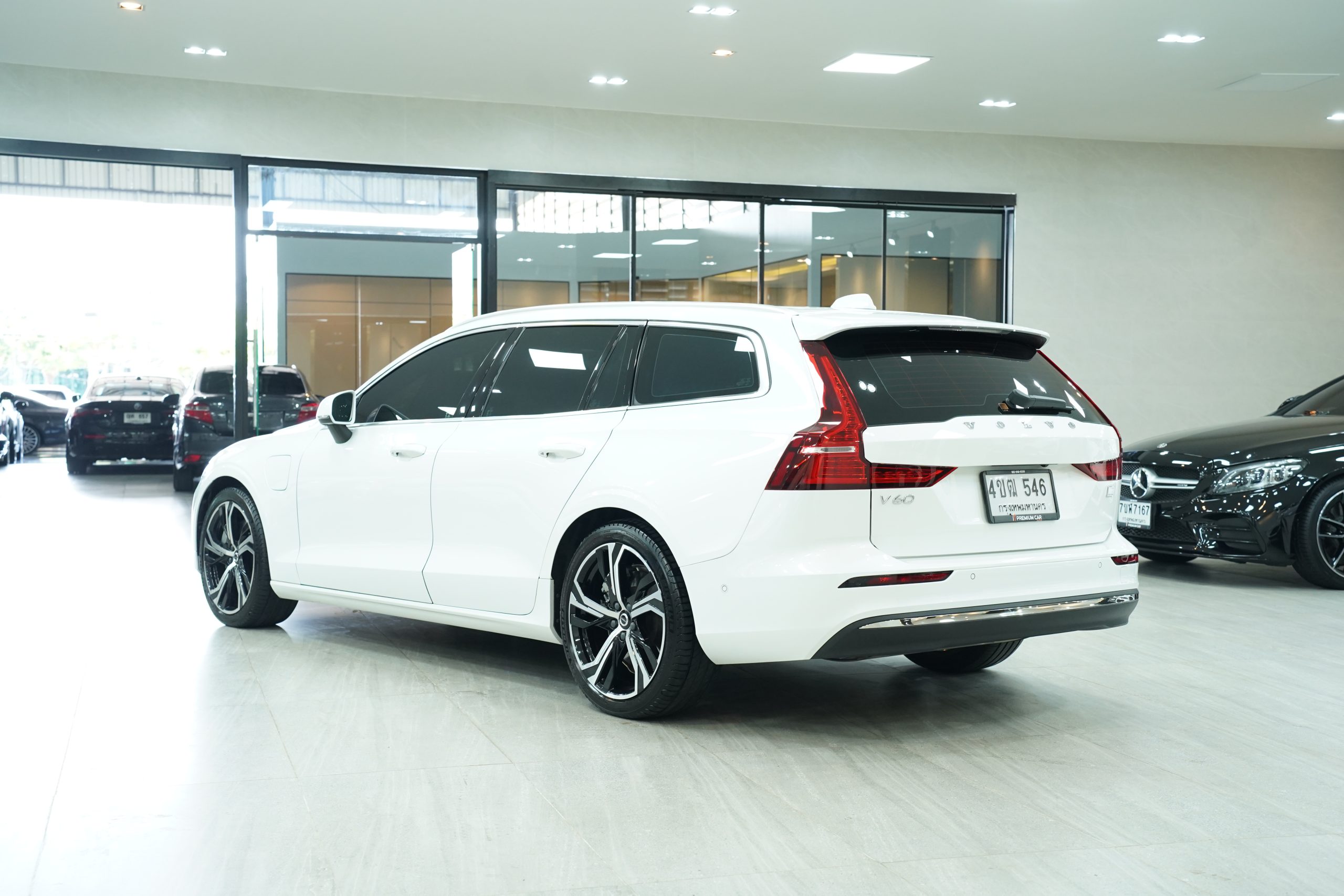 2023Volvo V60 Recharge Plug-in Hybrid Ultimate T8 Wagon - Image 6