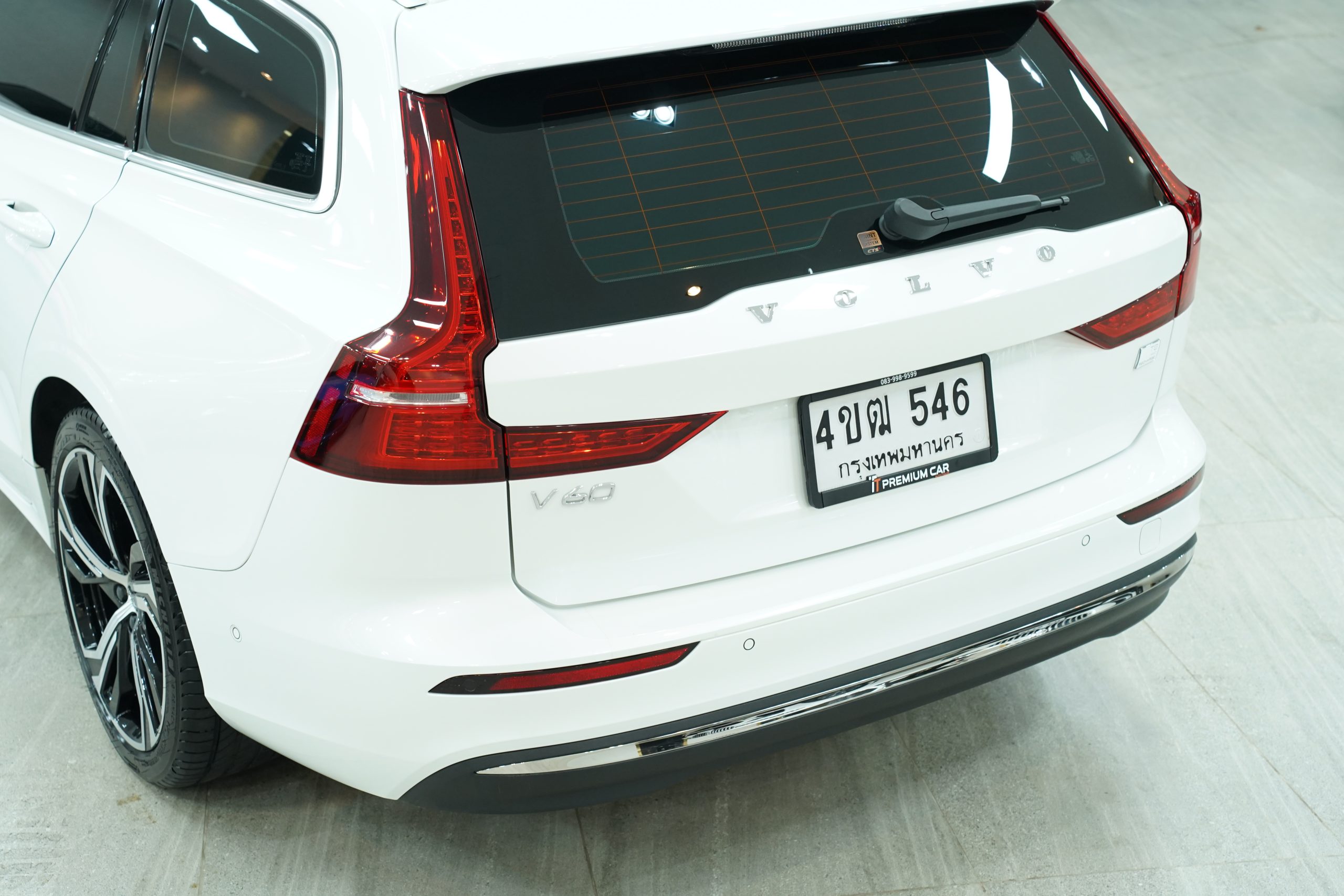 2023Volvo V60 Recharge Plug-in Hybrid Ultimate T8 Wagon - Image 7