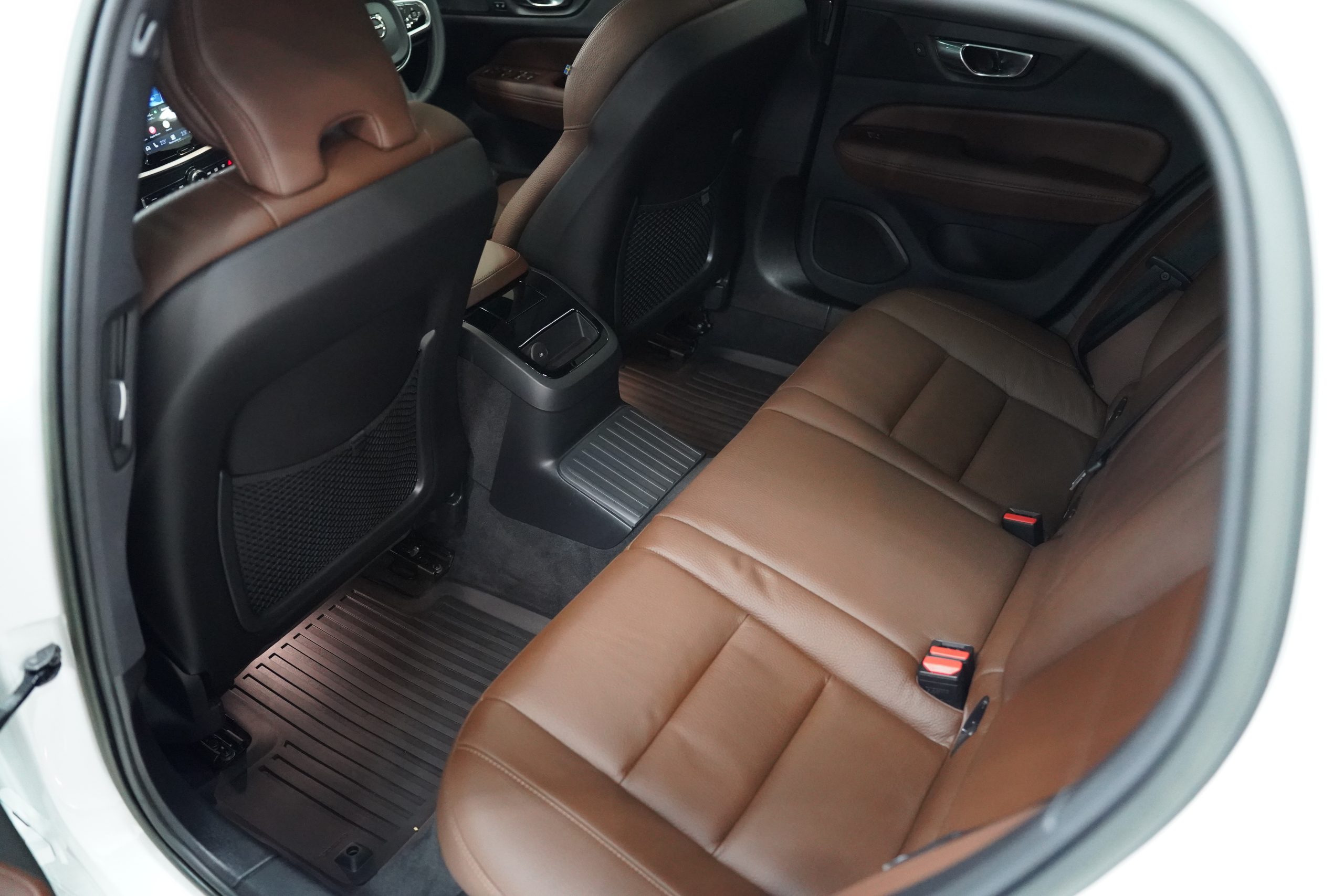 2023Volvo V60 Recharge Plug-in Hybrid Ultimate T8 Wagon - Image 12
