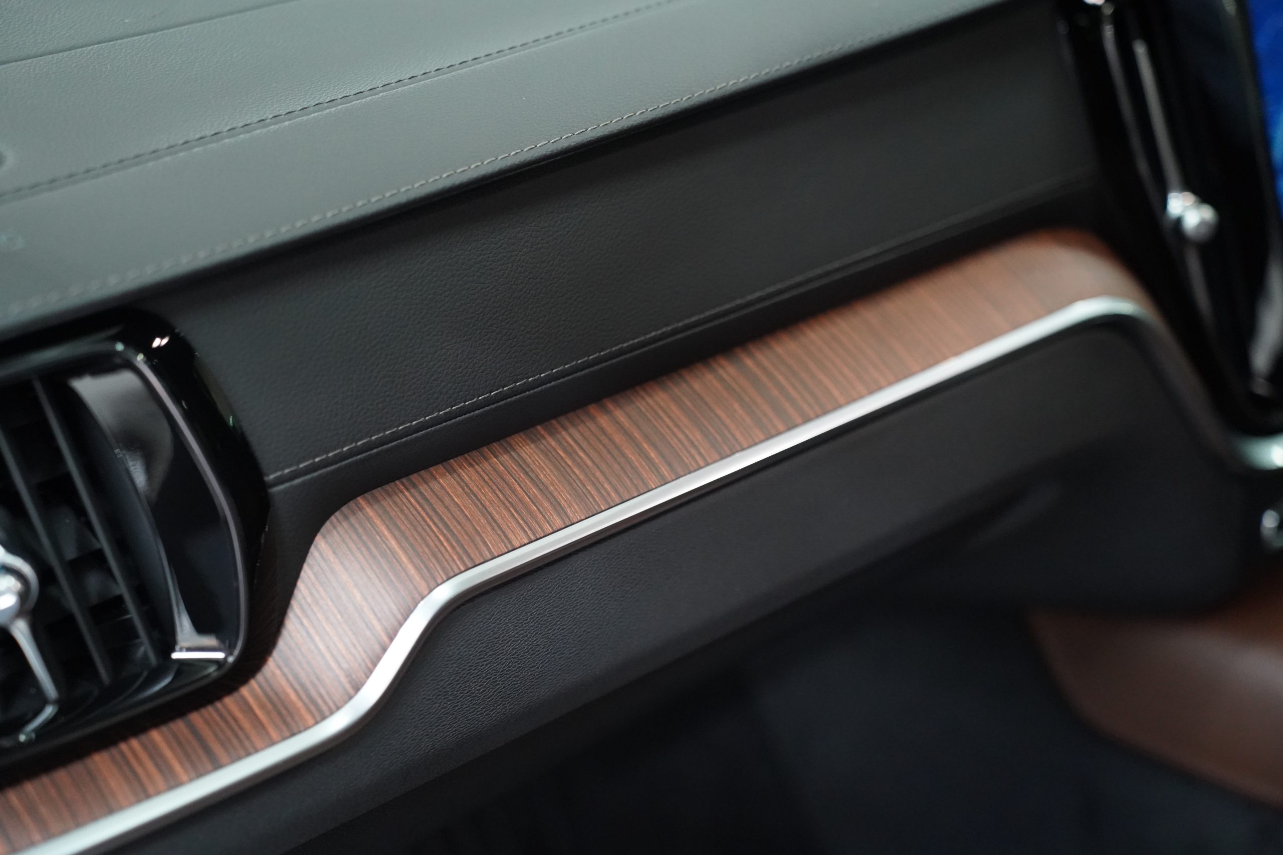 2023Volvo V60 Recharge Plug-in Hybrid Ultimate T8 Wagon - Image 20