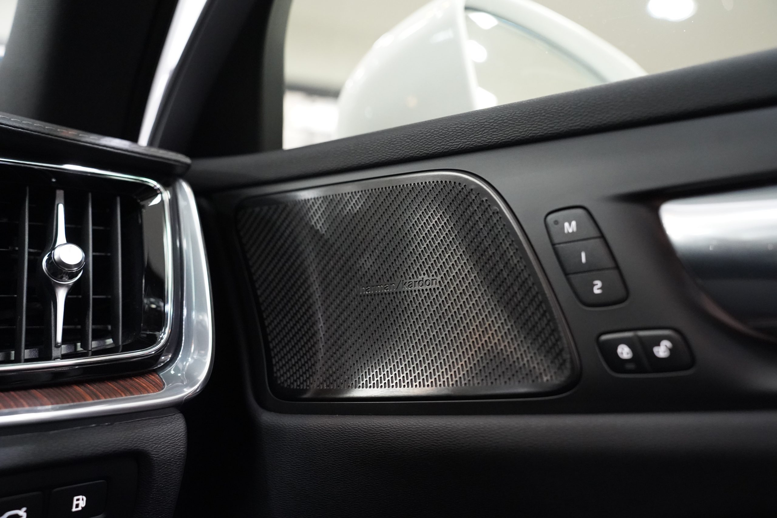 2023Volvo V60 Recharge Plug-in Hybrid Ultimate T8 Wagon - Image 26