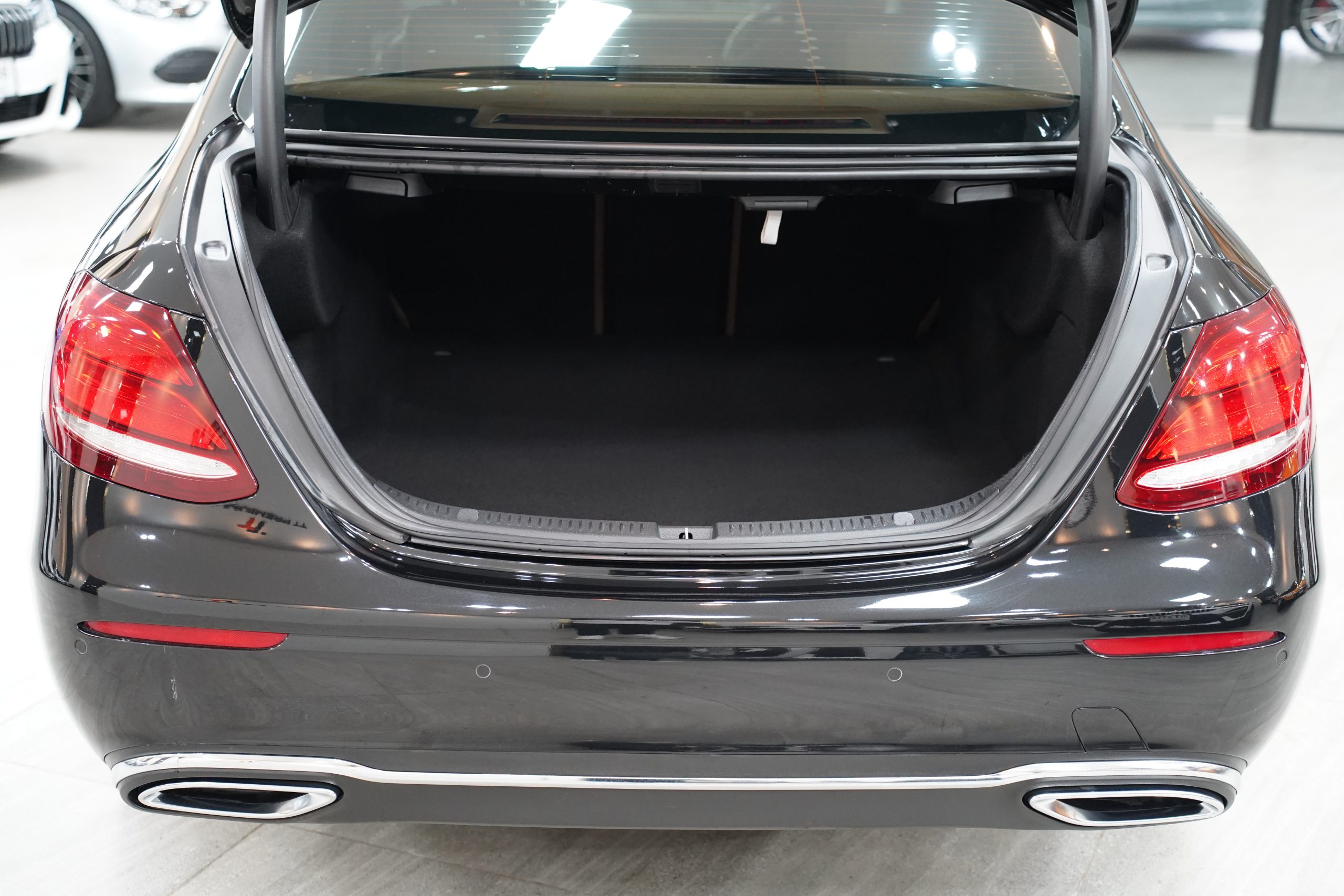 2017 Mercedes-Benz E220d Exclusive - Image 12