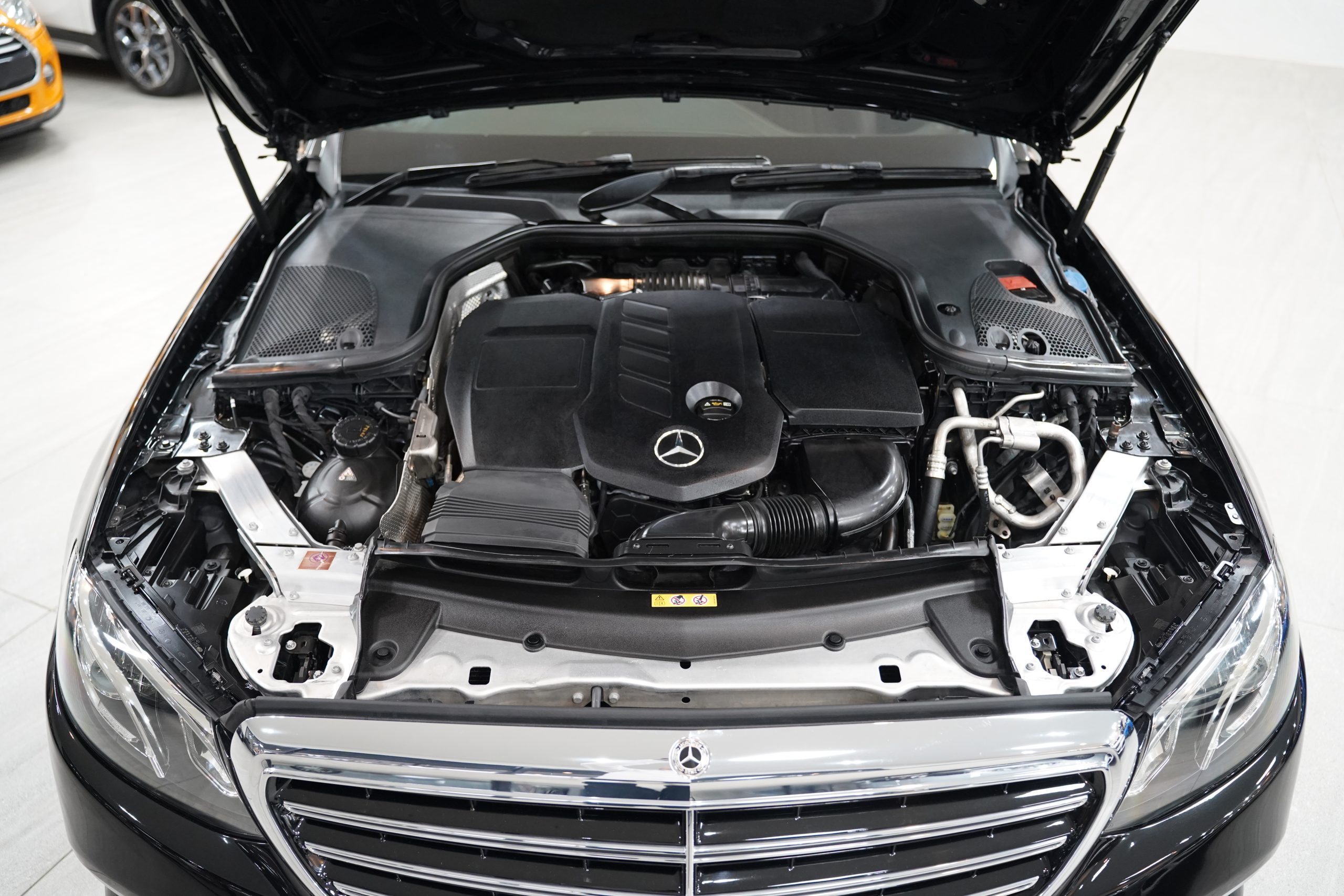 2017 Mercedes-Benz E220d Exclusive - Image 13