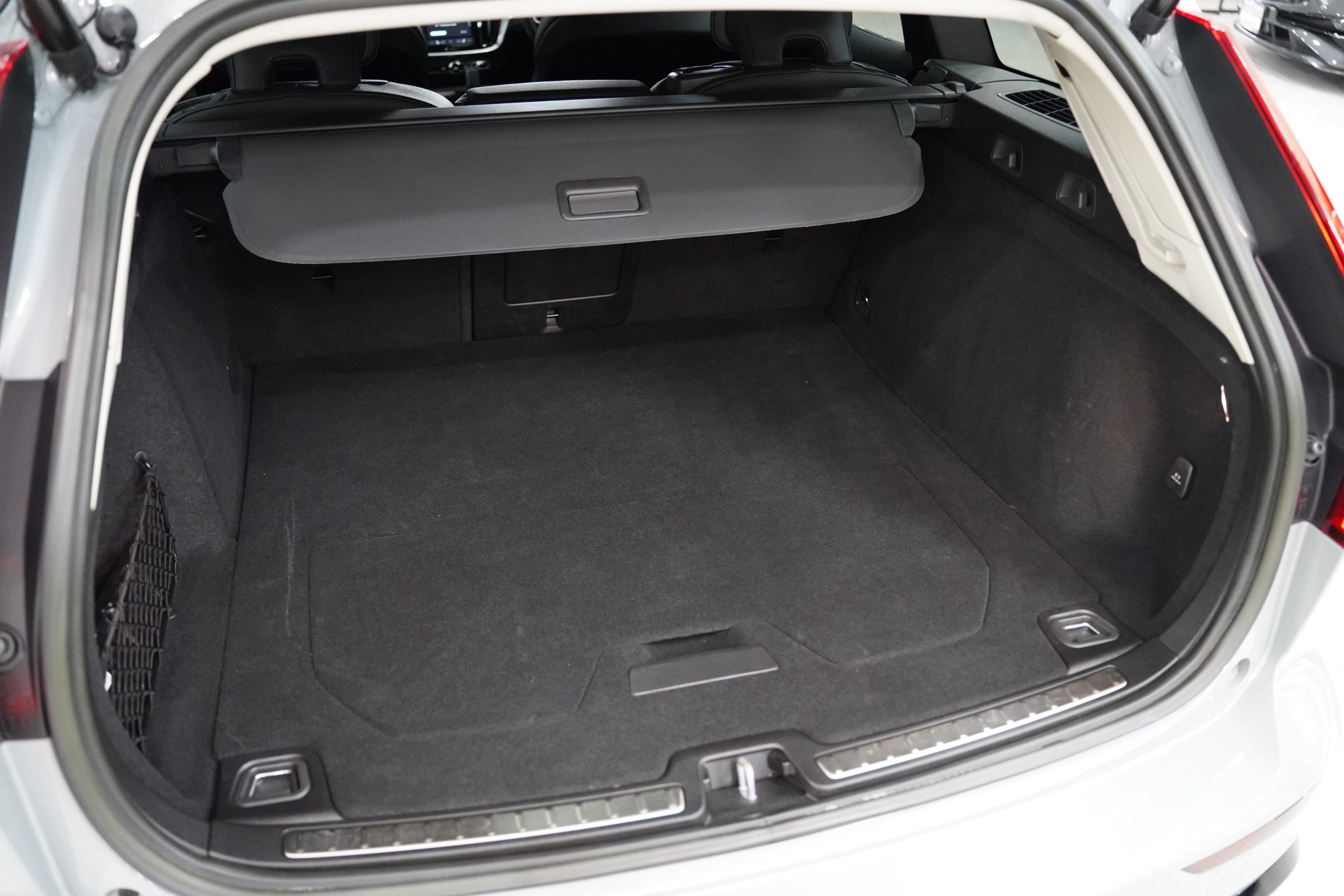 2024 V60 Recharge Plug-in Hybrid T8 Plus Dark - Image 11