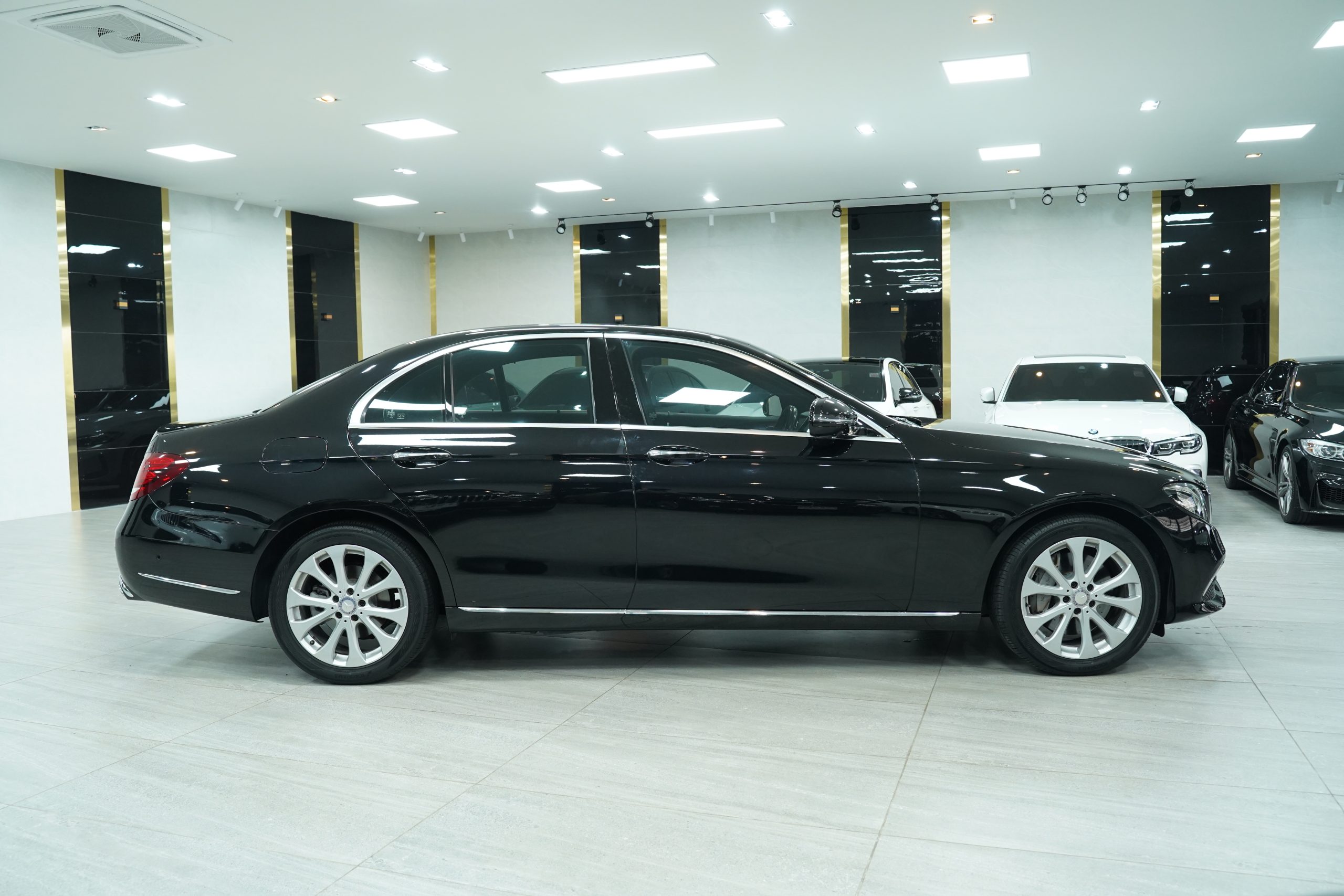 2017 Mercedes-Benz E220d Exclusive - Image 9