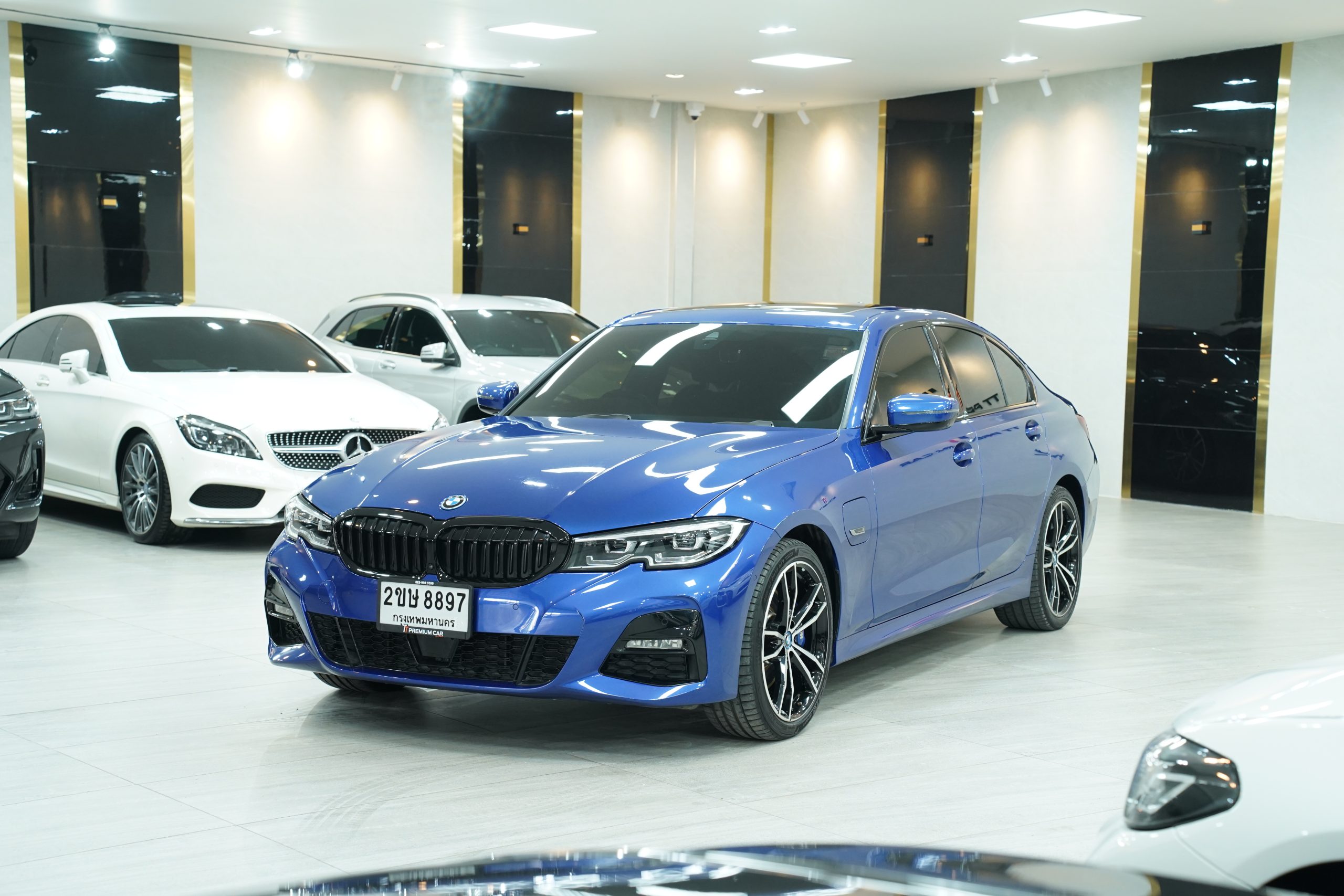 2022 BMW 330e M Sport - Image 4