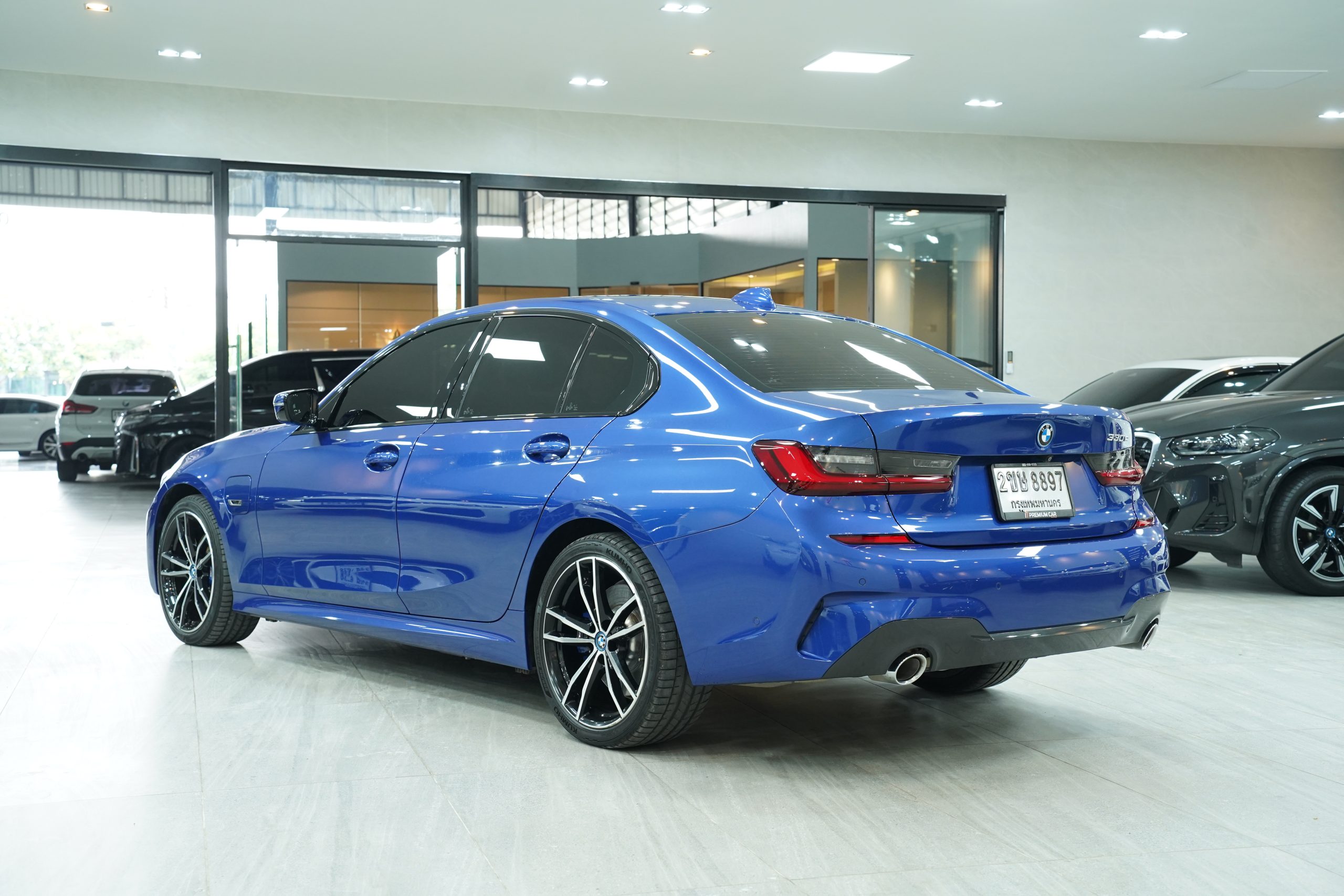 2022 BMW 330e M Sport - Image 6