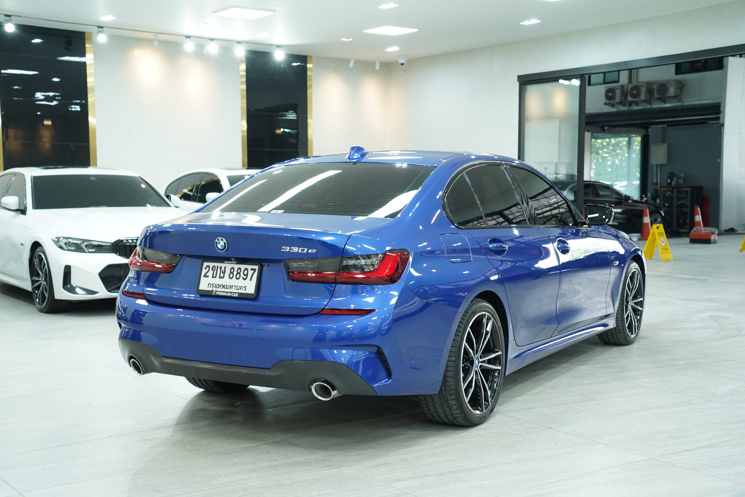 2022 BMW 330e M Sport - Image 8
