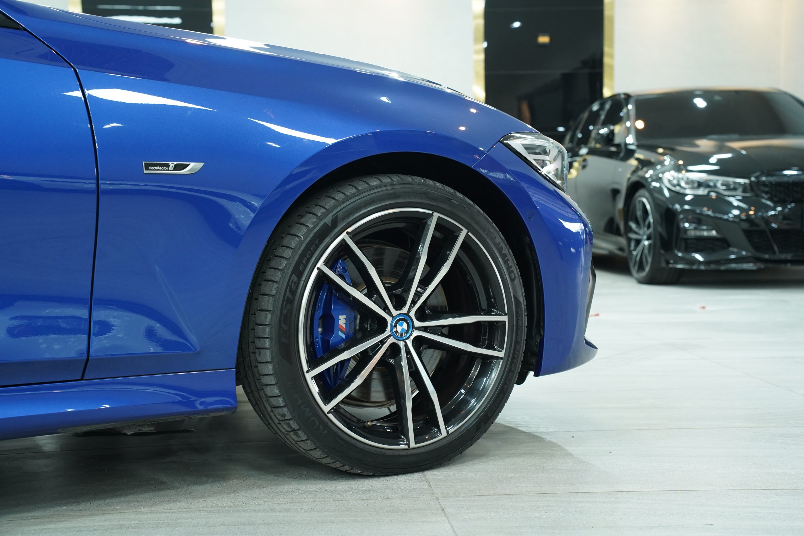 2022 BMW 330e M Sport - Image 10