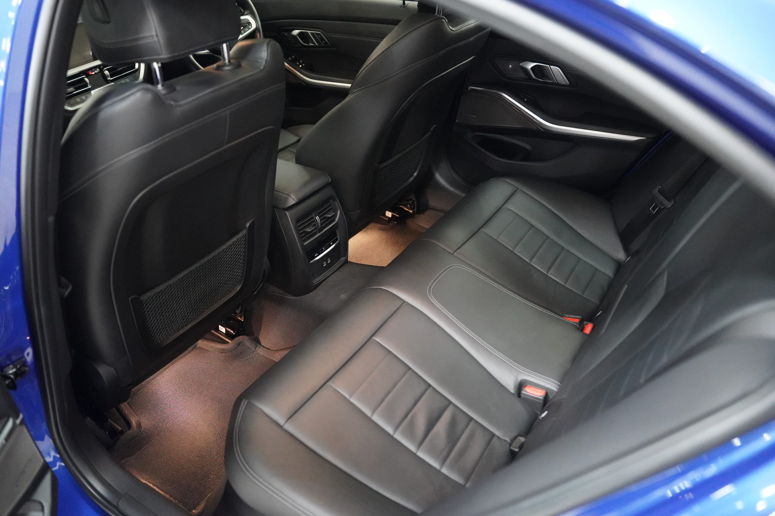 2022 BMW 330e M Sport - Image 12