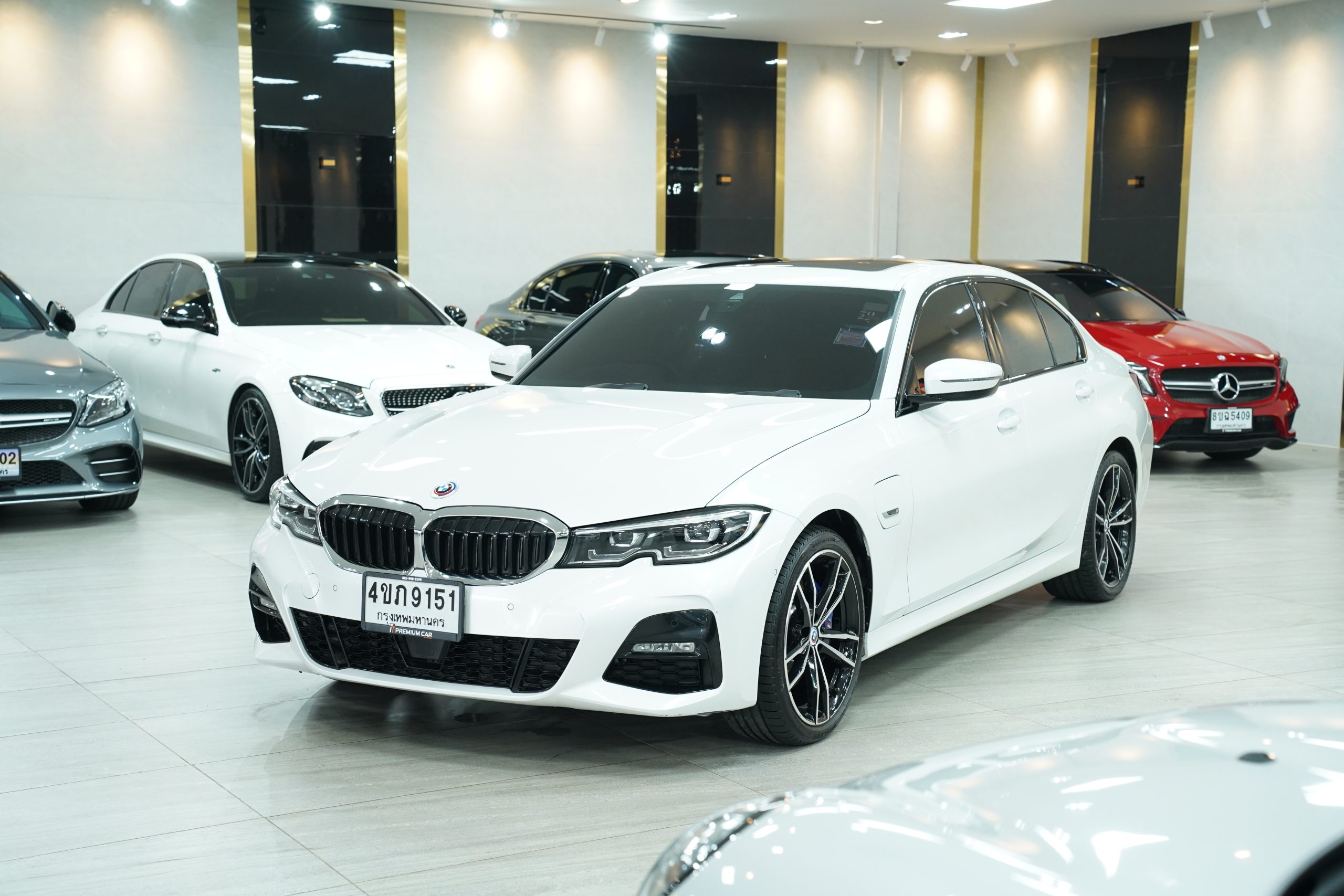2023 BMW 330e M Sport - Image 4