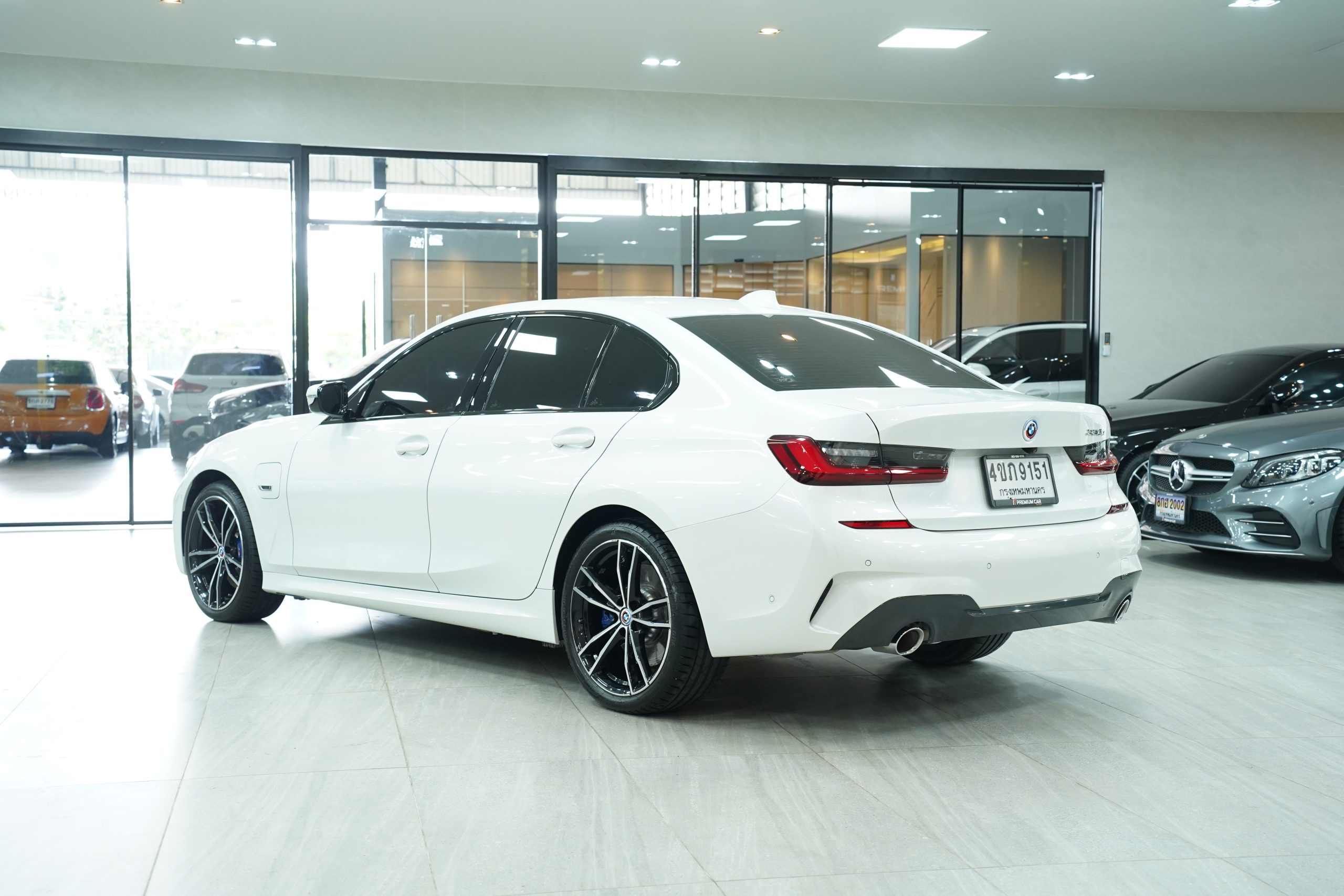 2023 BMW 330e M Sport - Image 6