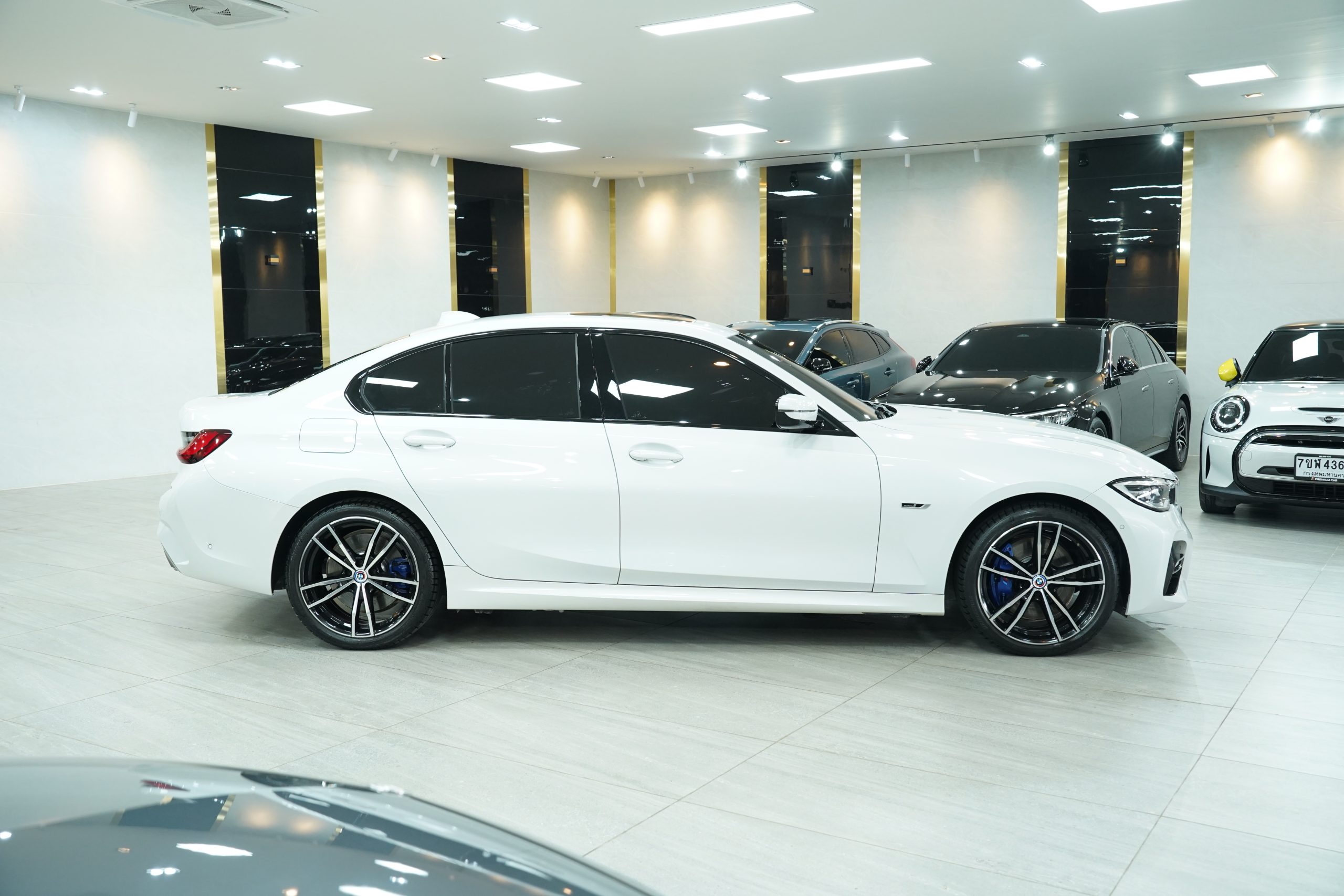 2023 BMW 330e M Sport - Image 9