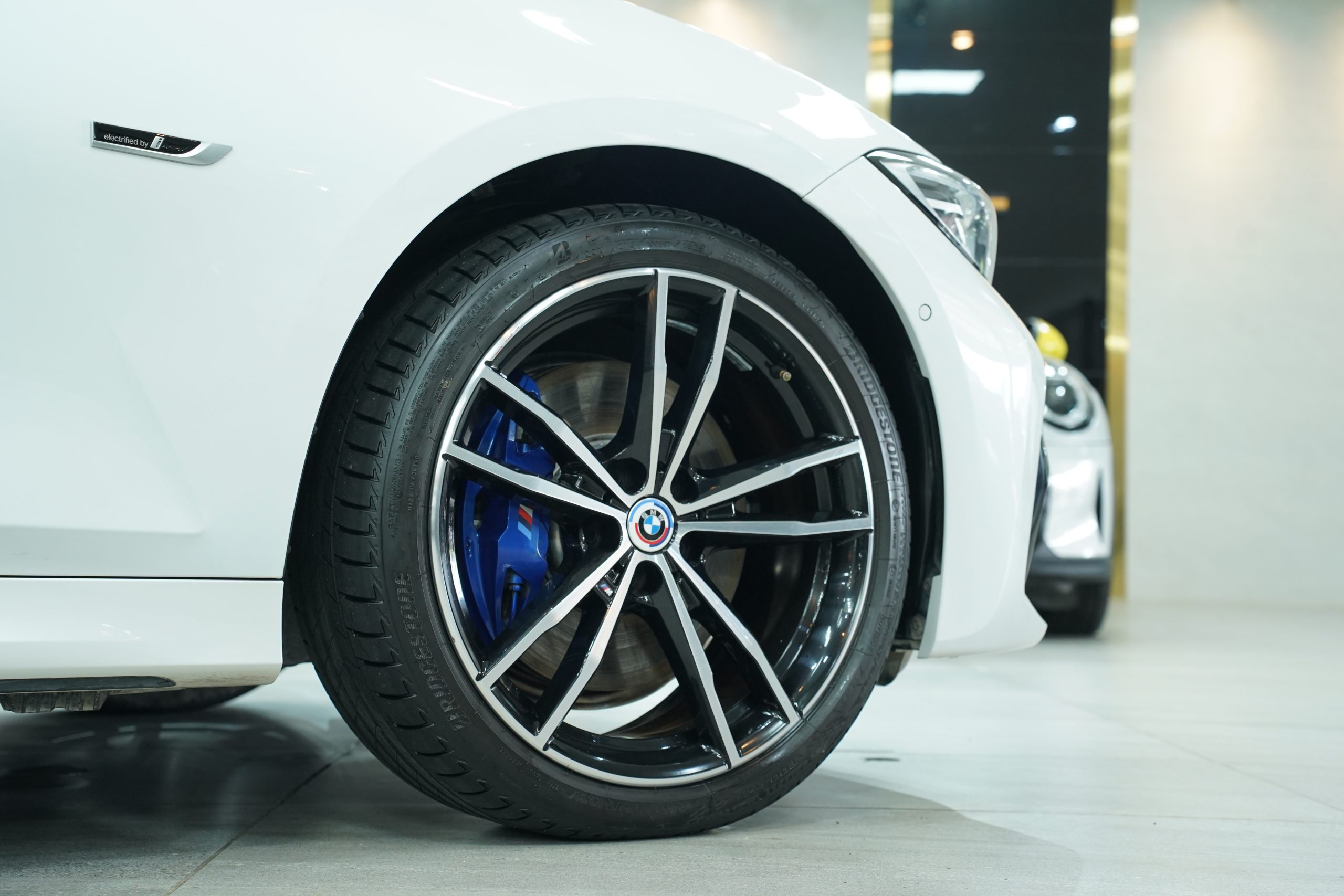 2023 BMW 330e M Sport - Image 10
