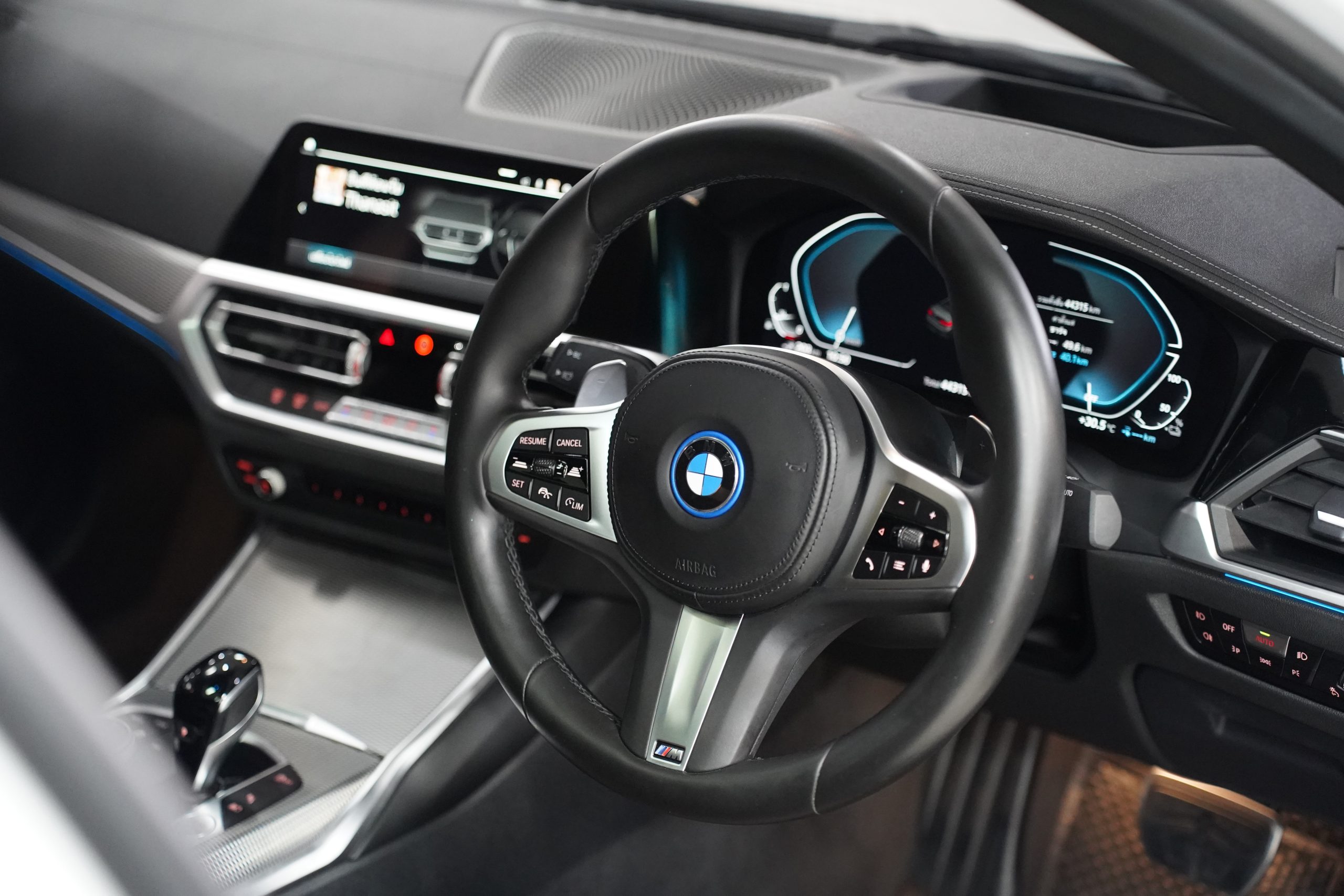 2023 BMW 330e M Sport - Image 17