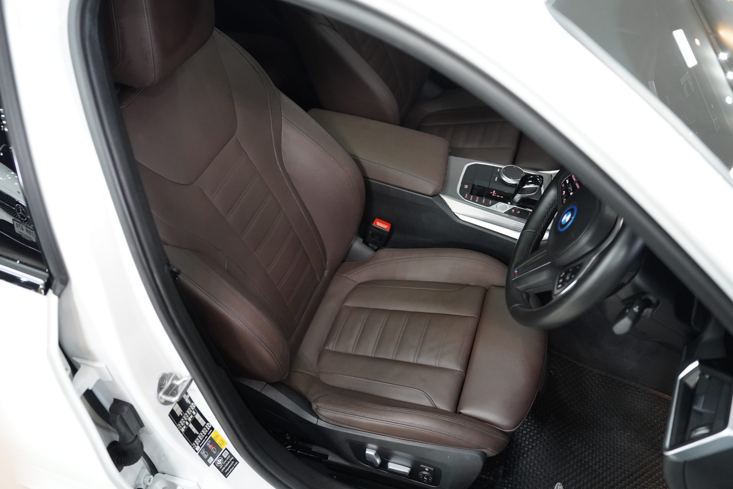 2023 BMW 330e M Sport - Image 18