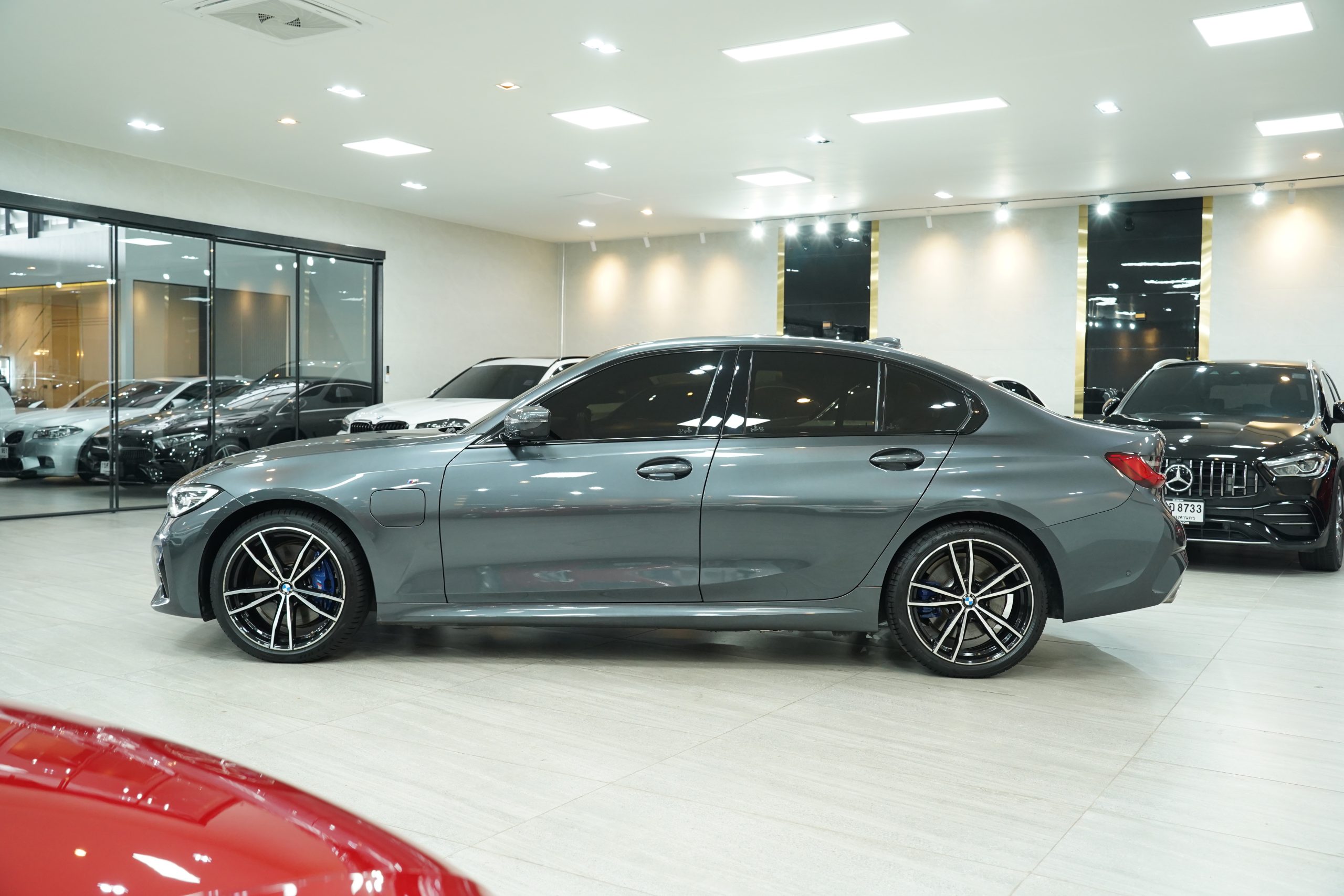 2021 BMW 330e M Sport - Image 5
