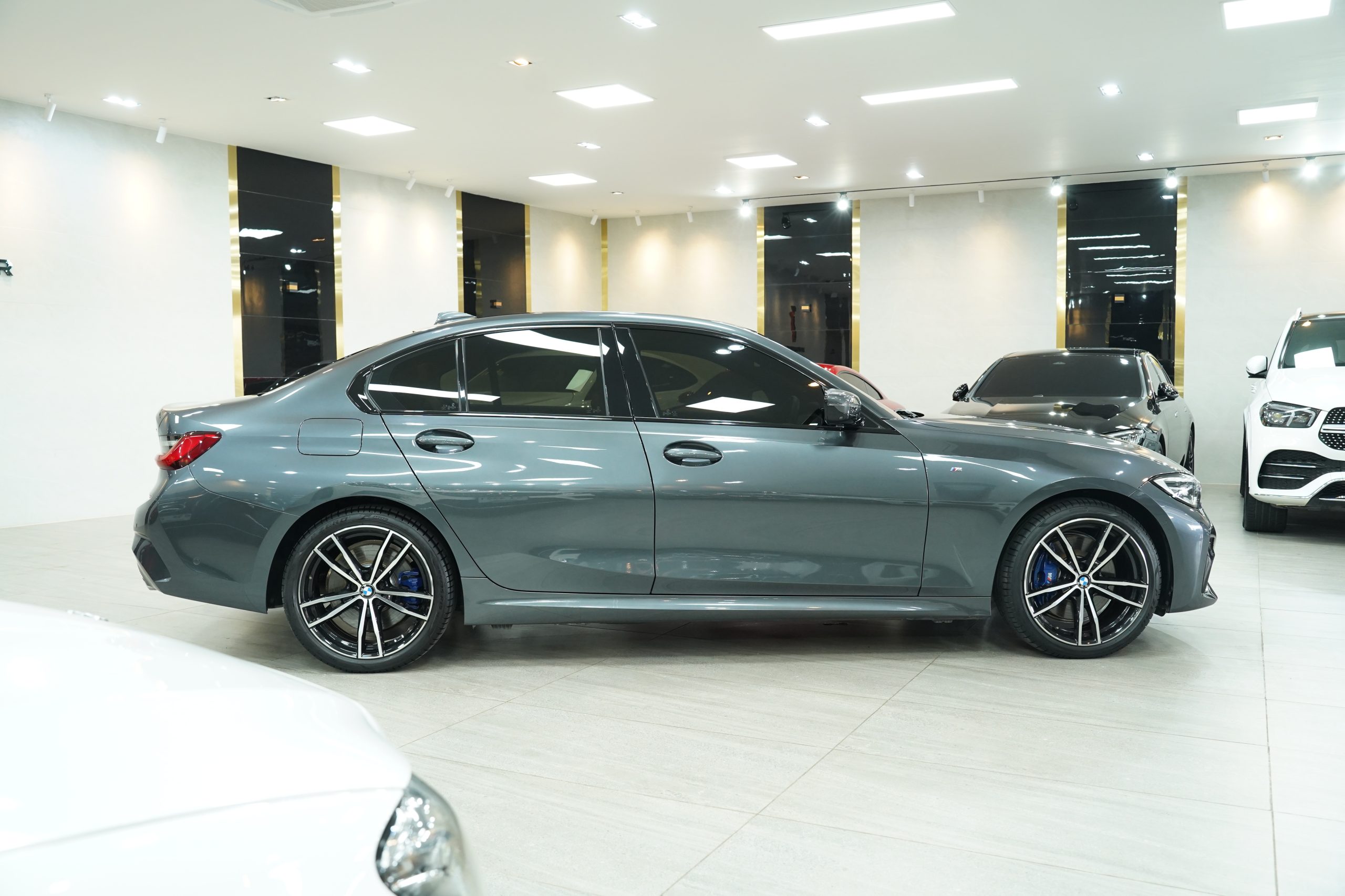 2021 BMW 330e M Sport - Image 10
