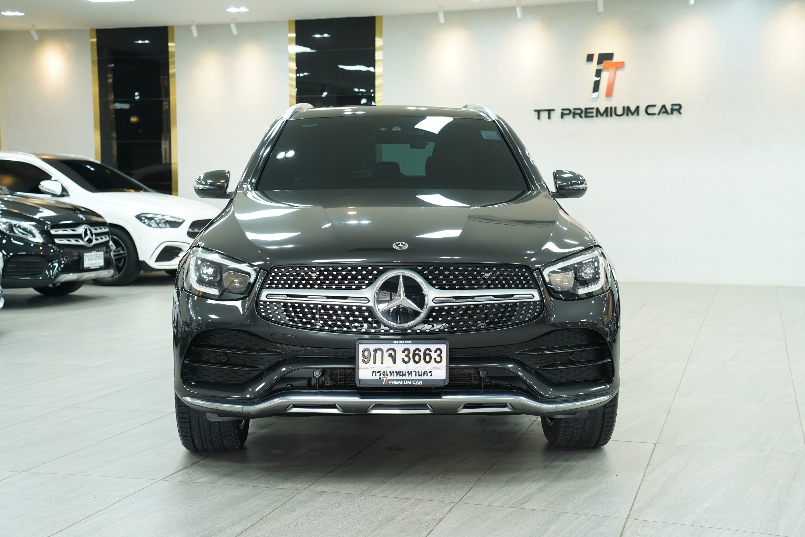 2022 Mercedes-Benz GLC 300 e 4MATIC AMG Dynamic - Image 3